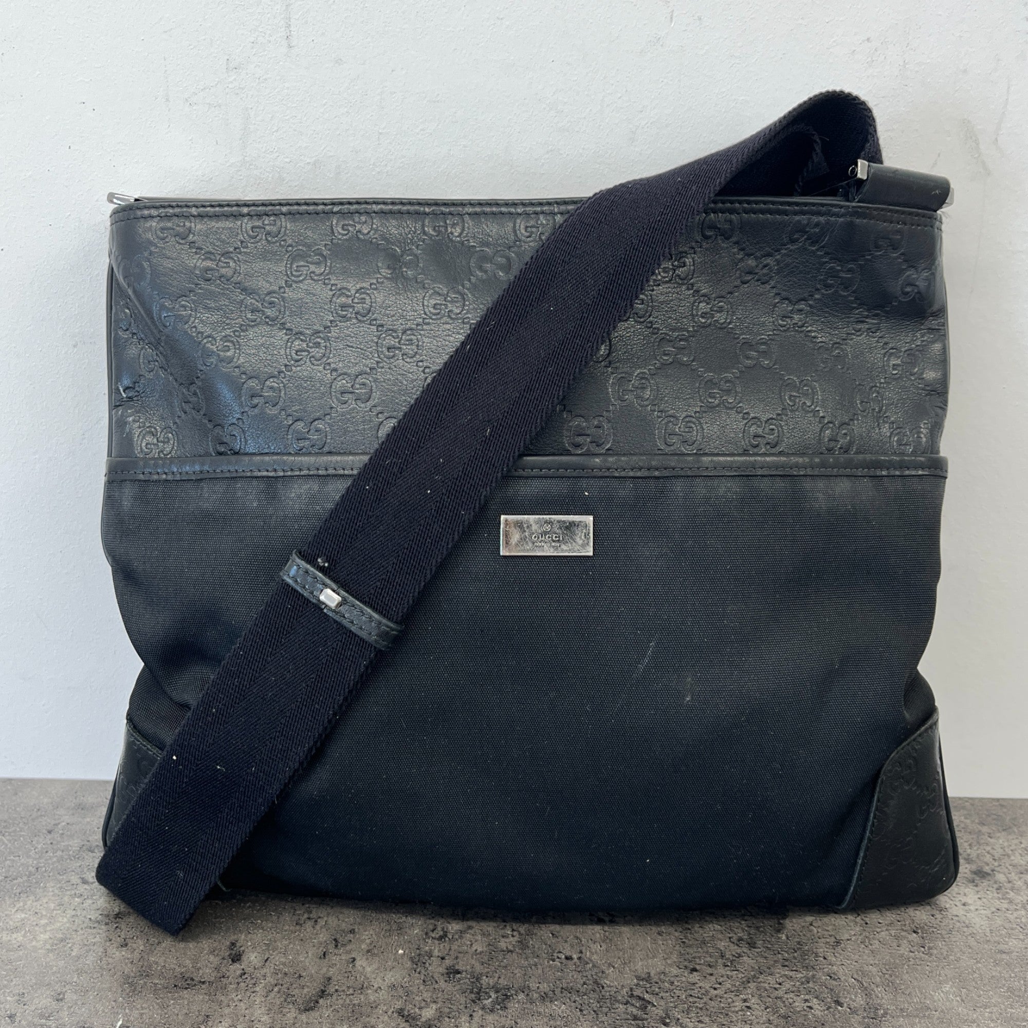 Men's Gg Supreme Plaque Logo Messenger Bag Black