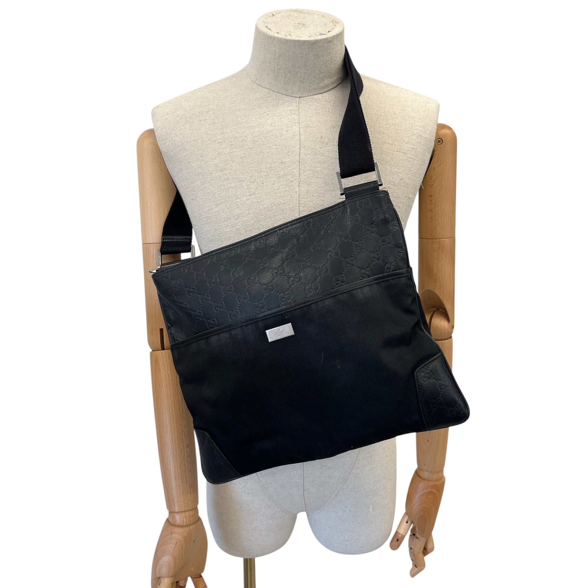 Men's Gg Supreme Plaque Logo Messenger Bag Black