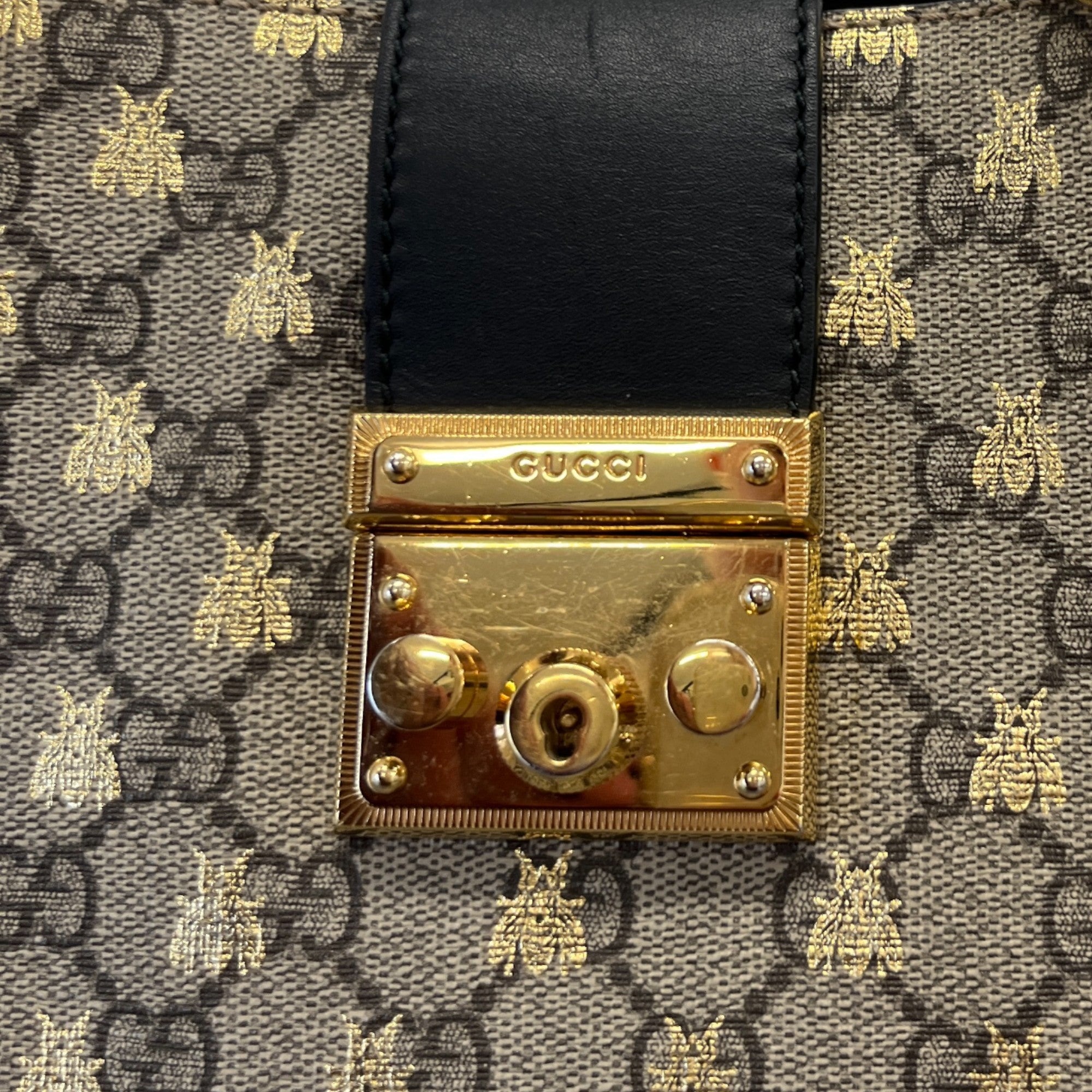 Women's Padlock Gg Supreme Bee Tote Bag Black