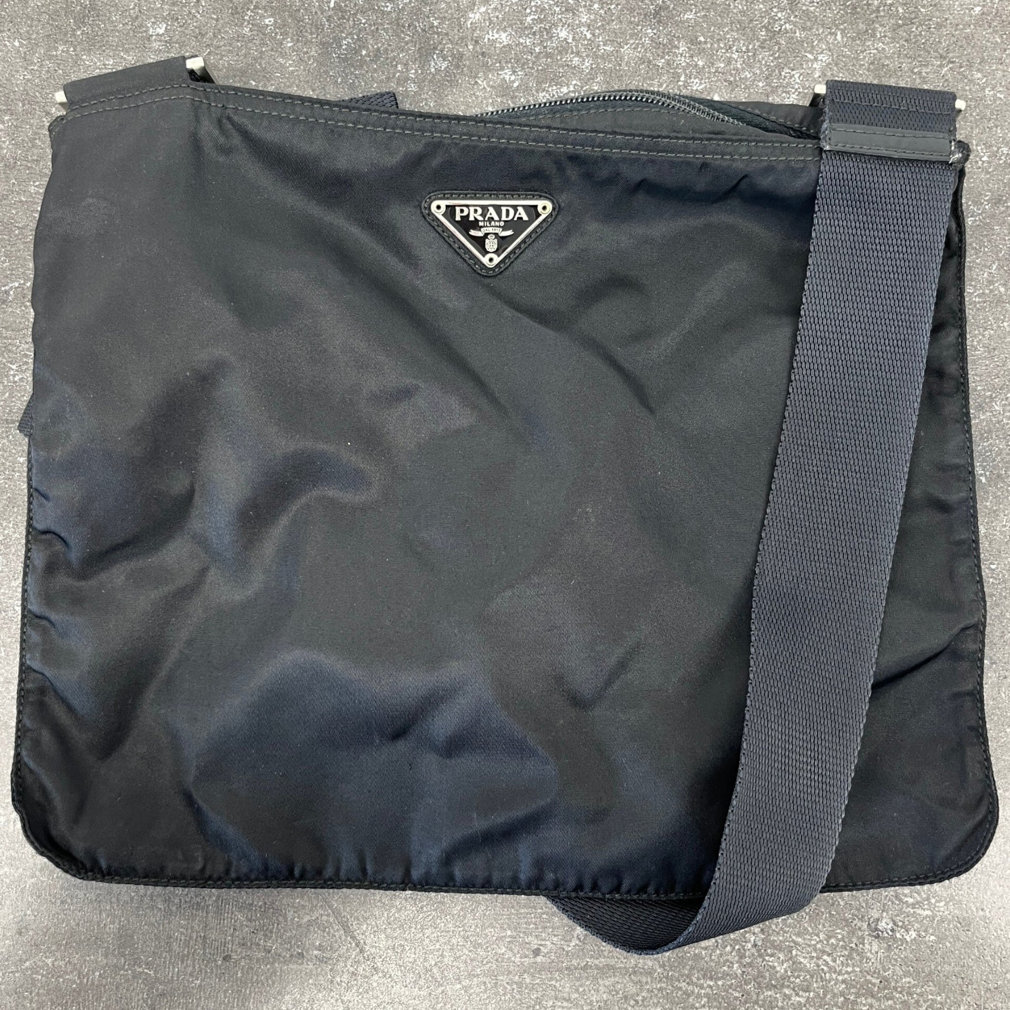 Men's Re-Nylon Plaque Logo Messenger Bag Black