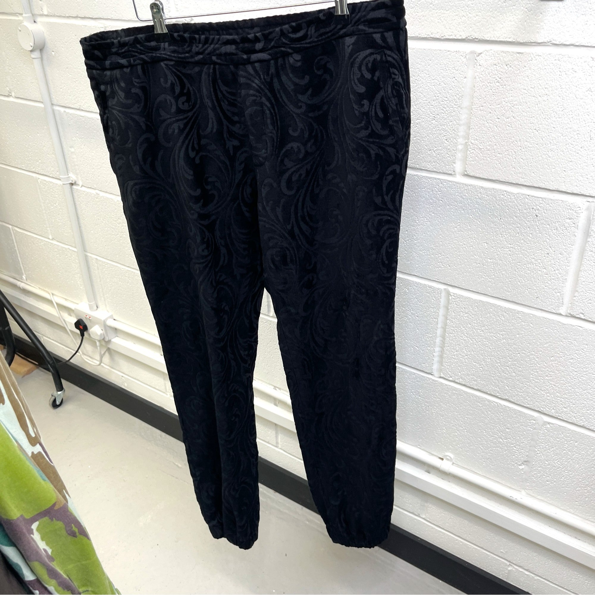 Men's Plaque Logo Pattern Joggers Black Size XXL