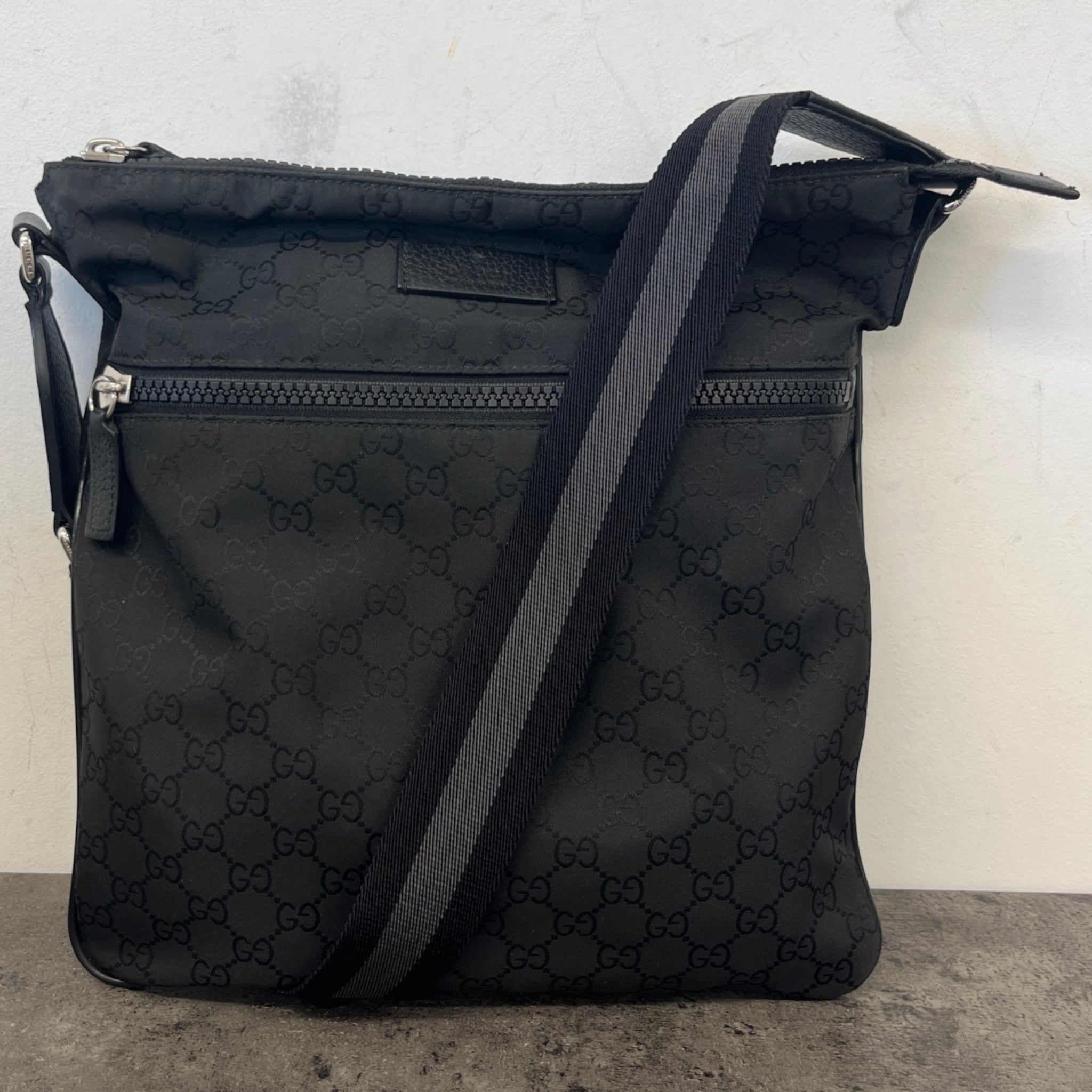 Men's Gg Supreme Messenger Bag Black