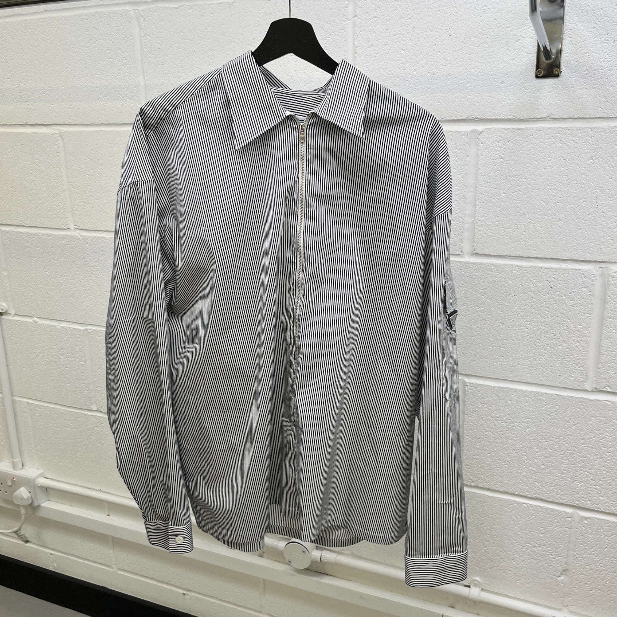 Men's Striped Plaque Logo Shirt Black Size M