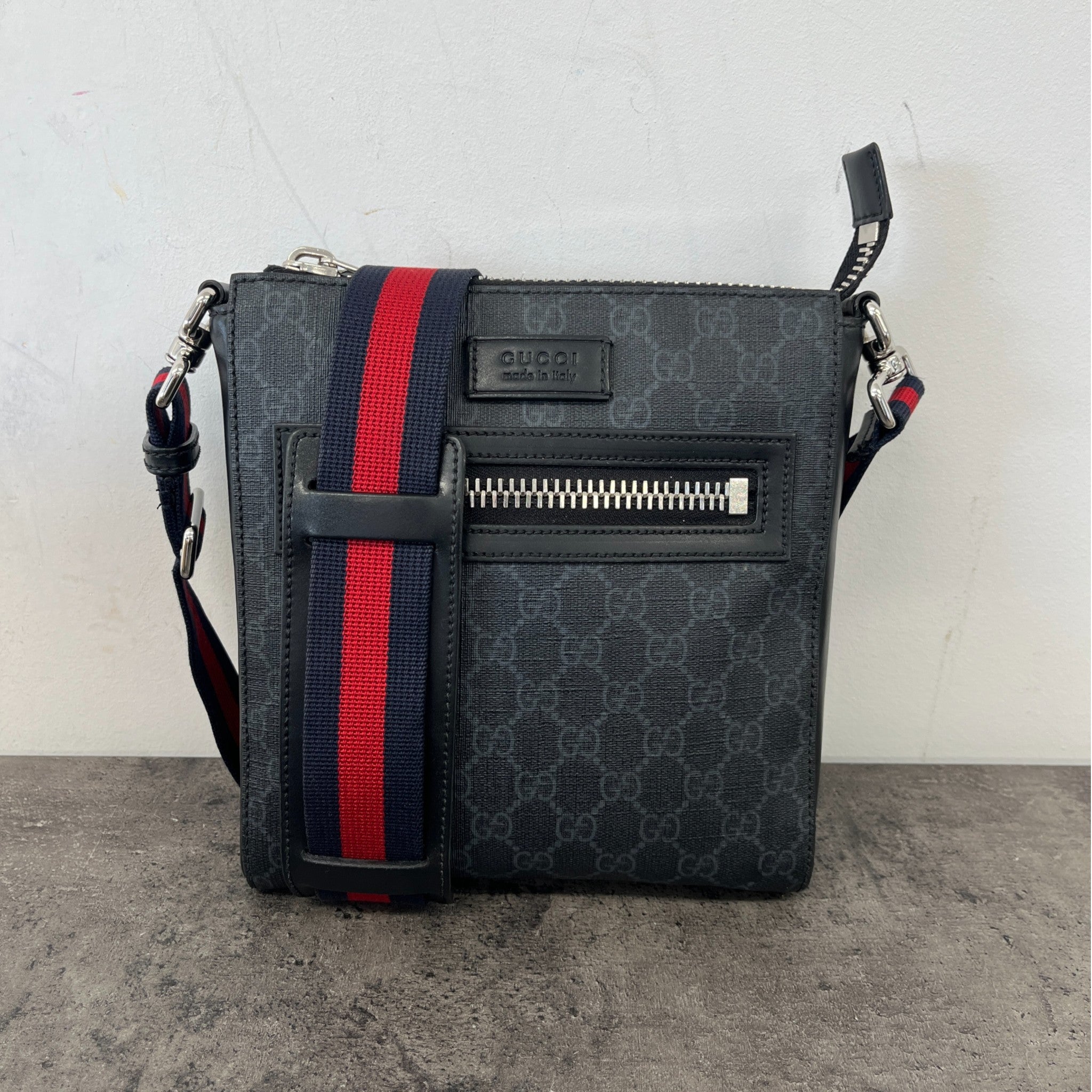 Men's Gg Supreme Messenger Bag Black