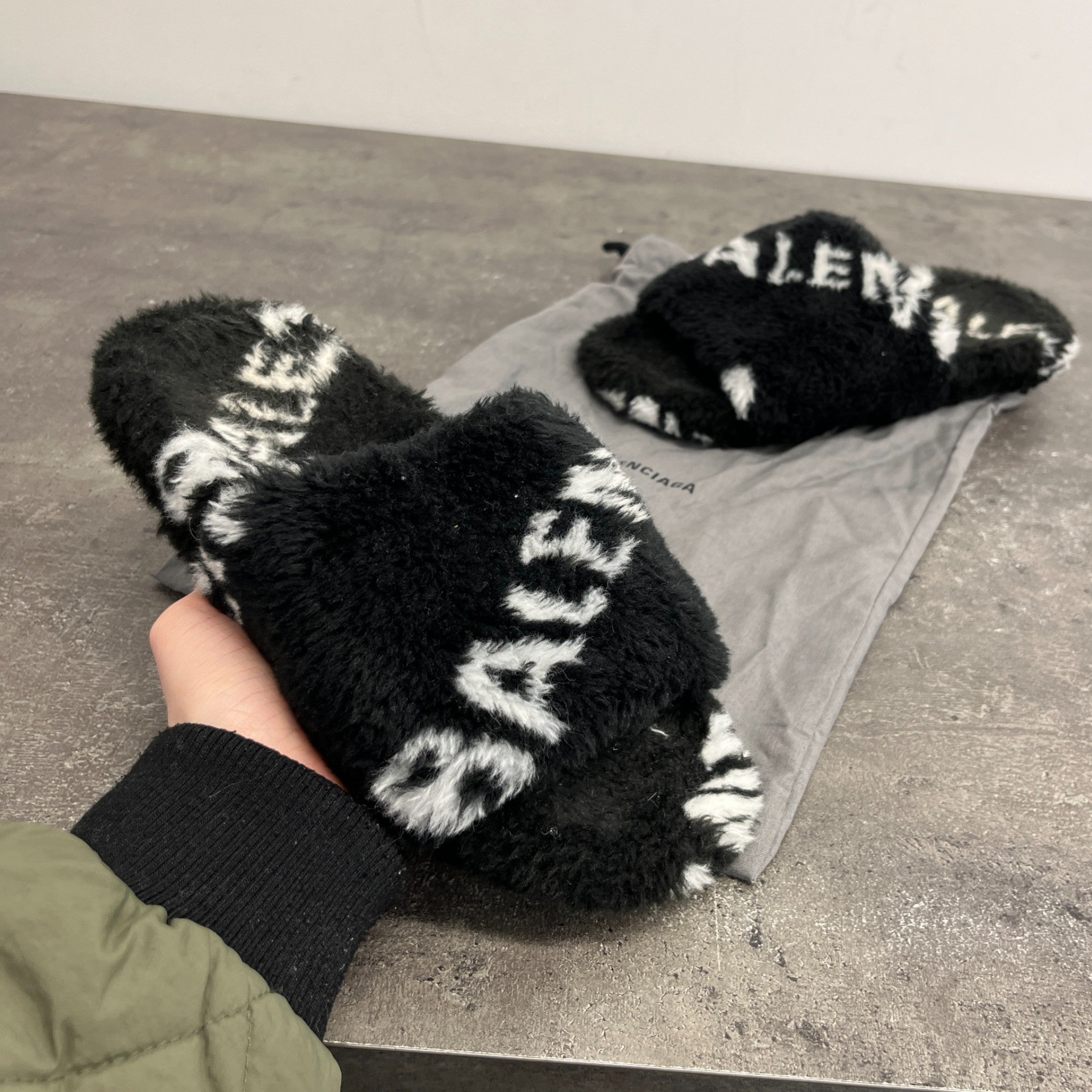 Women's Fur Logo Slides Black Size EU 37 / UK 4