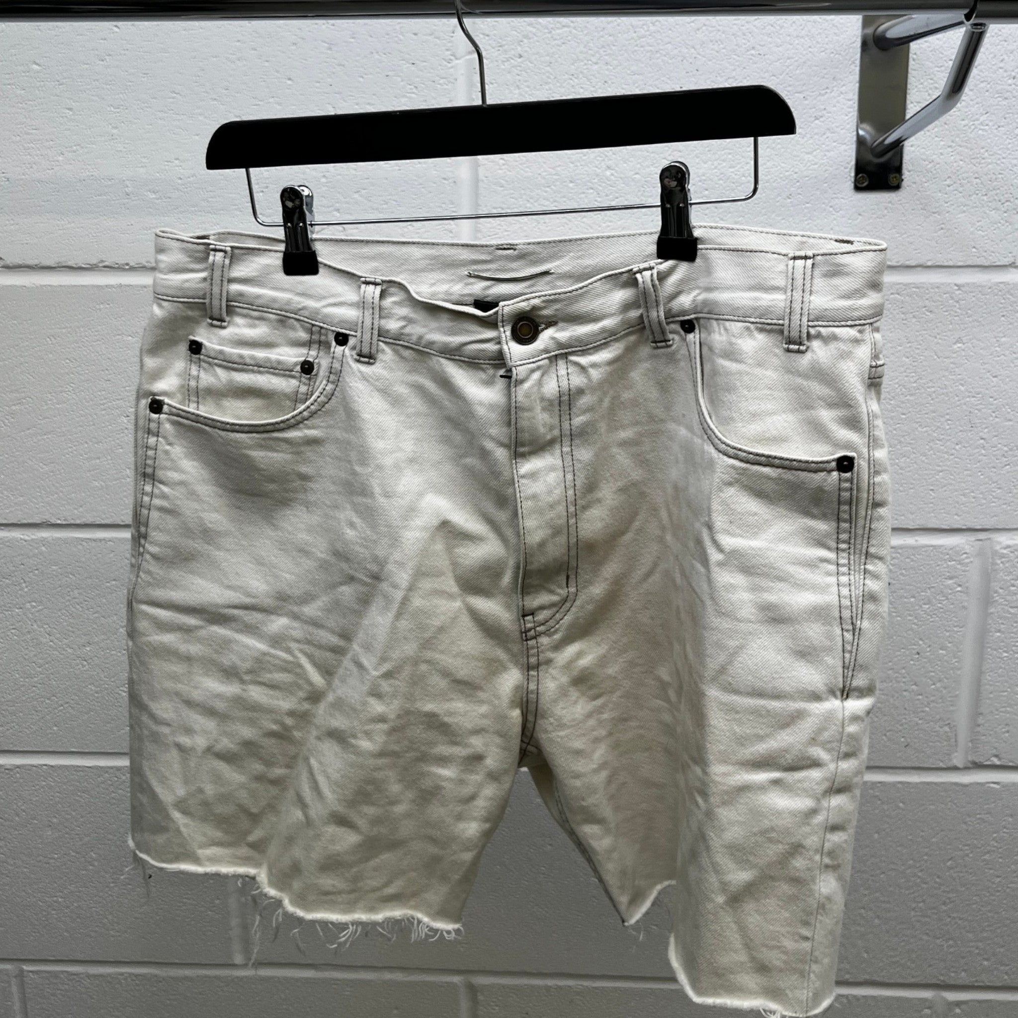 Men's Raw Edge Baggy Shorts Cream Size Waist 32"