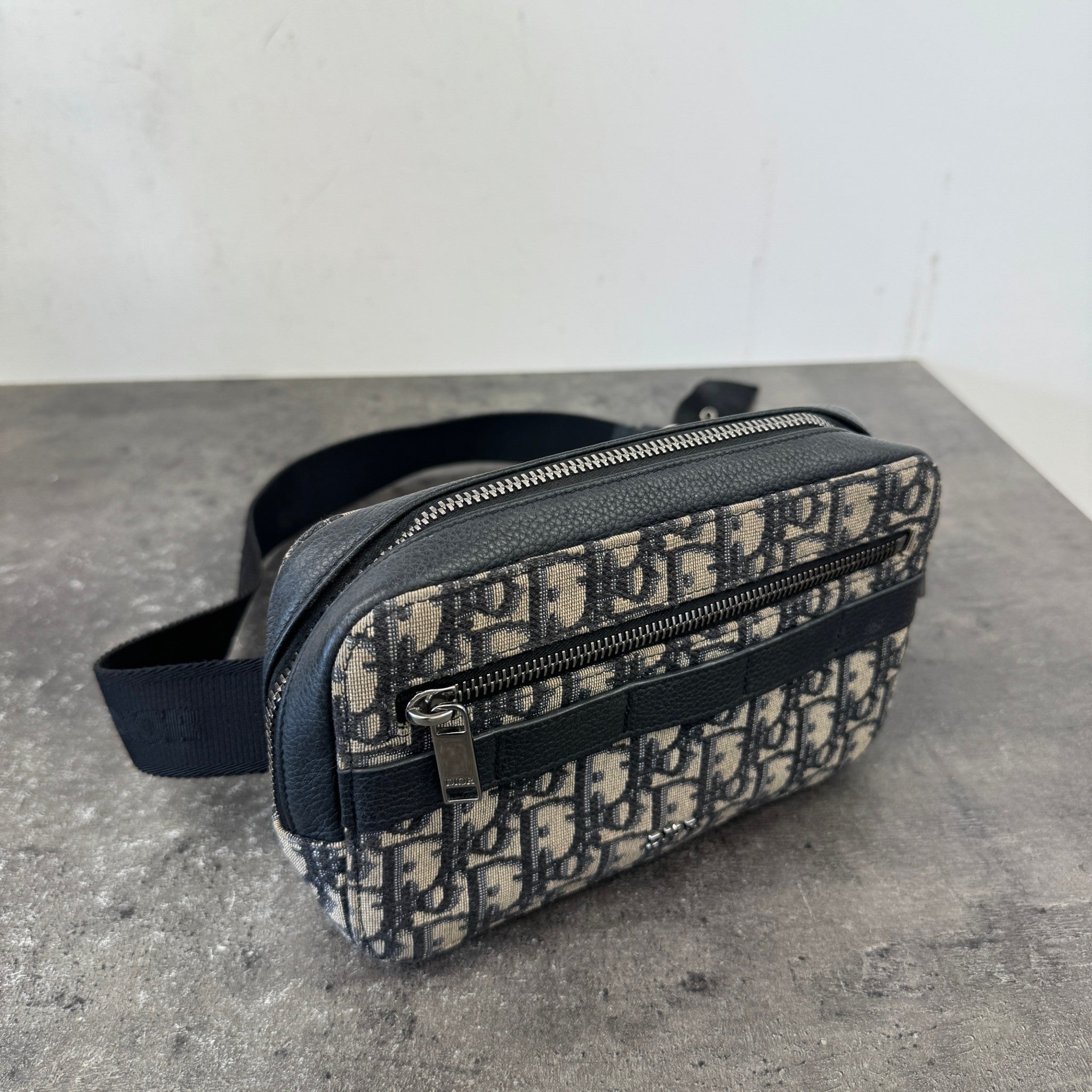 Men's Oblique Safari Messenger Bag Black