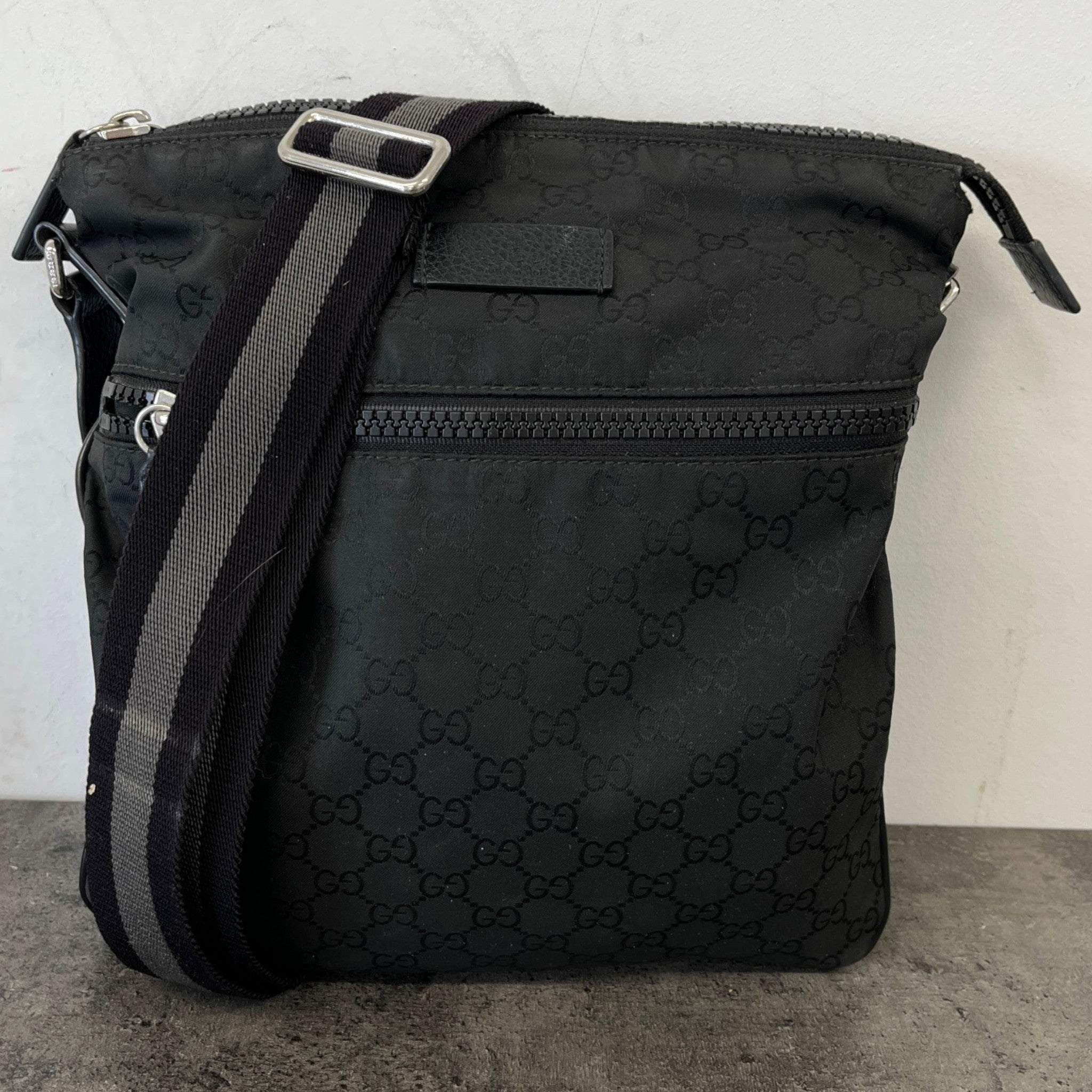 Men's Gg Supreme Messenger Bag Black
