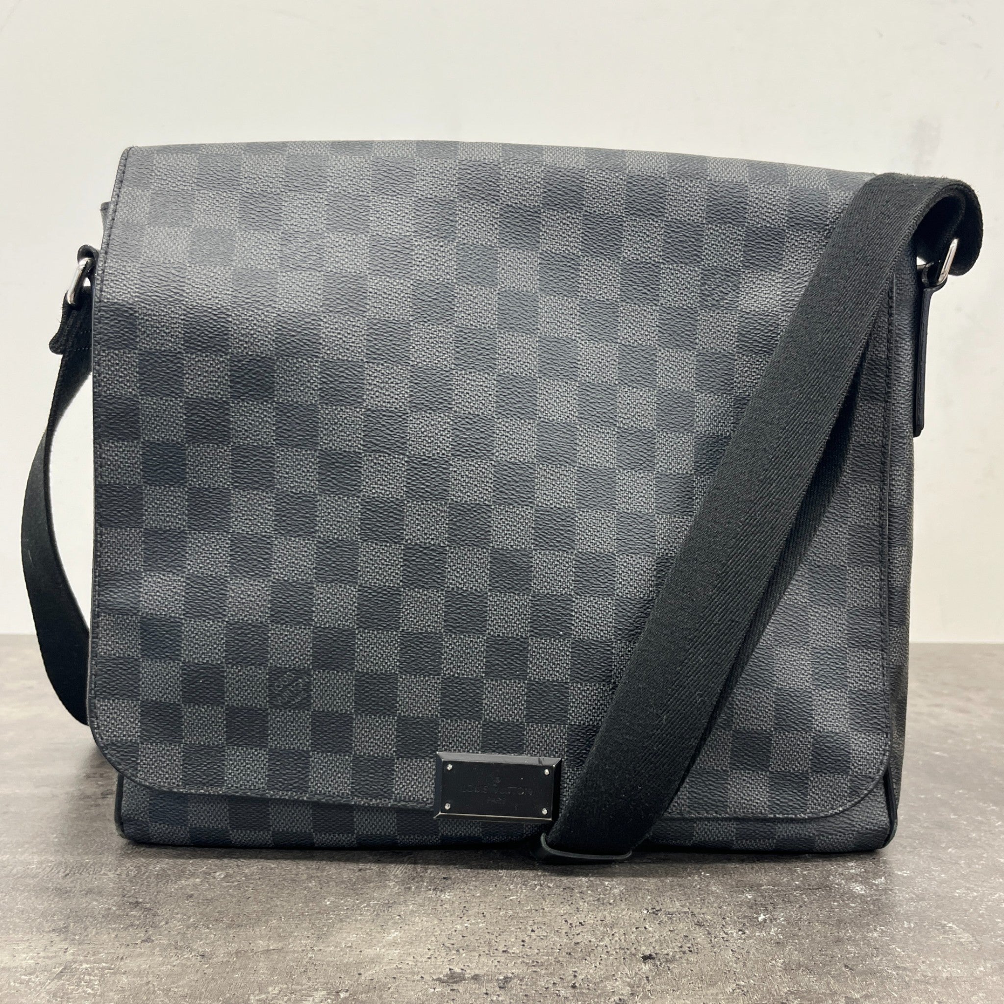 Men's Damier Graphite District Mm Messenger Bag Black