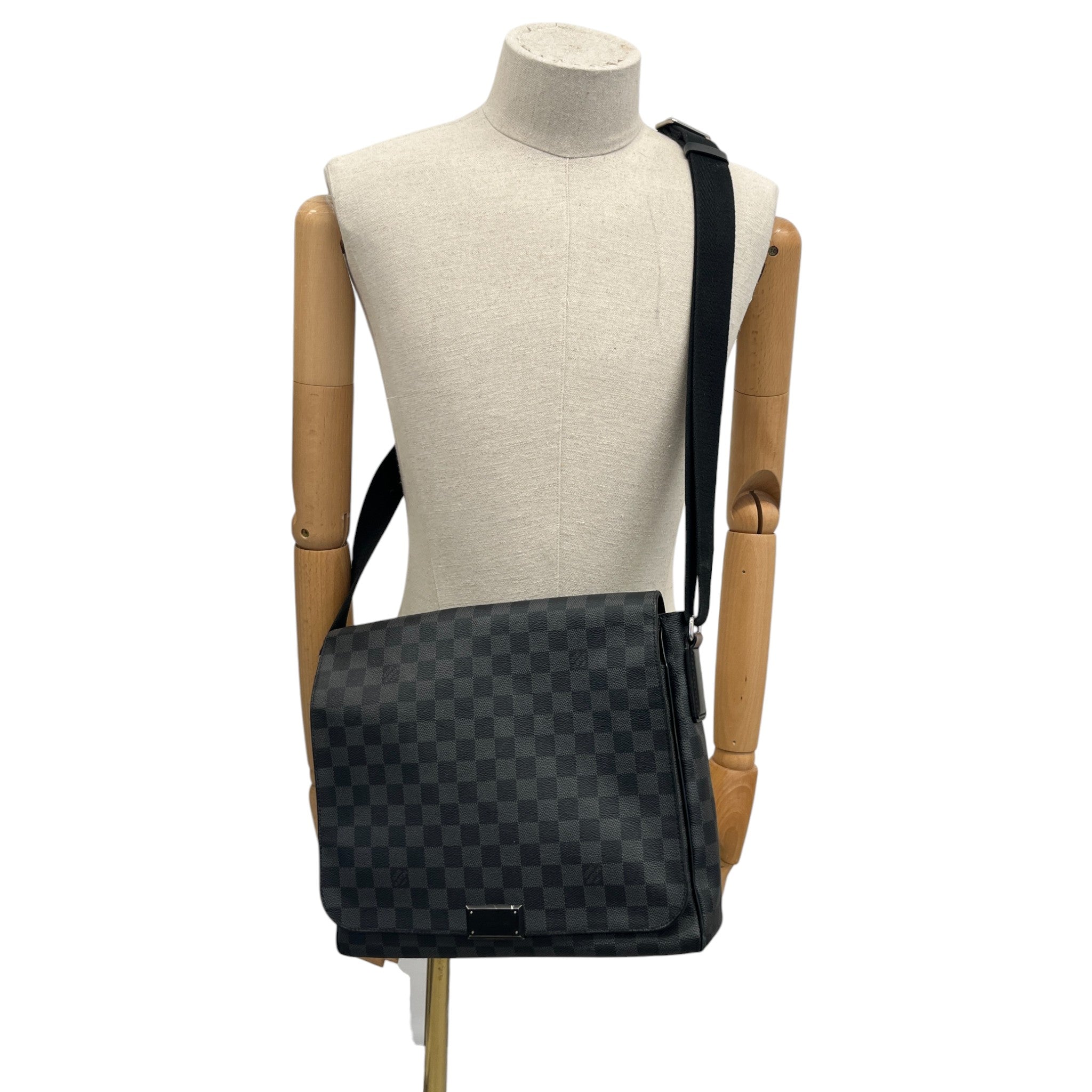 Men's Damier Graphite District Mm Messenger Bag Black