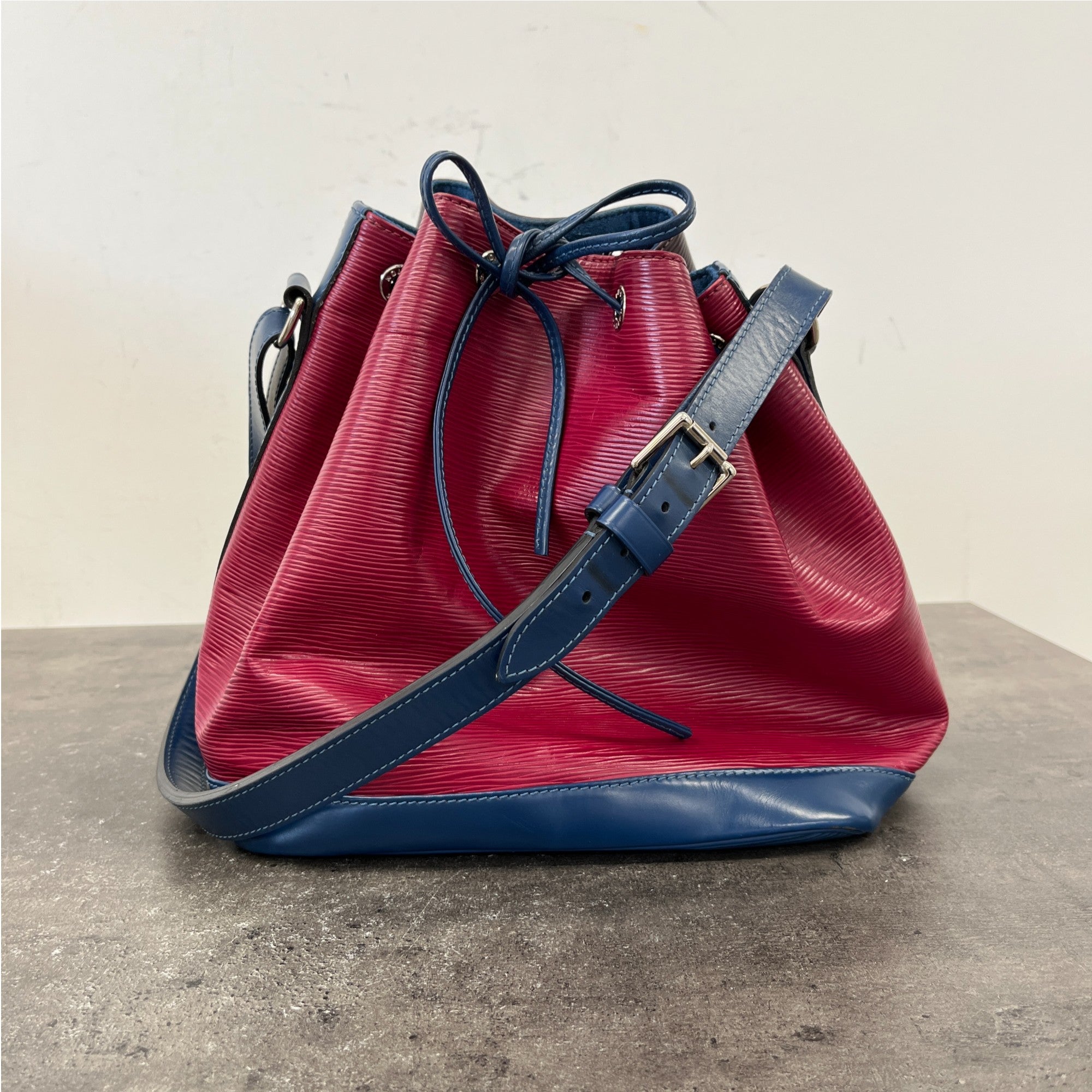 Women's Epi Leather Noé Mm Bag Burgundy