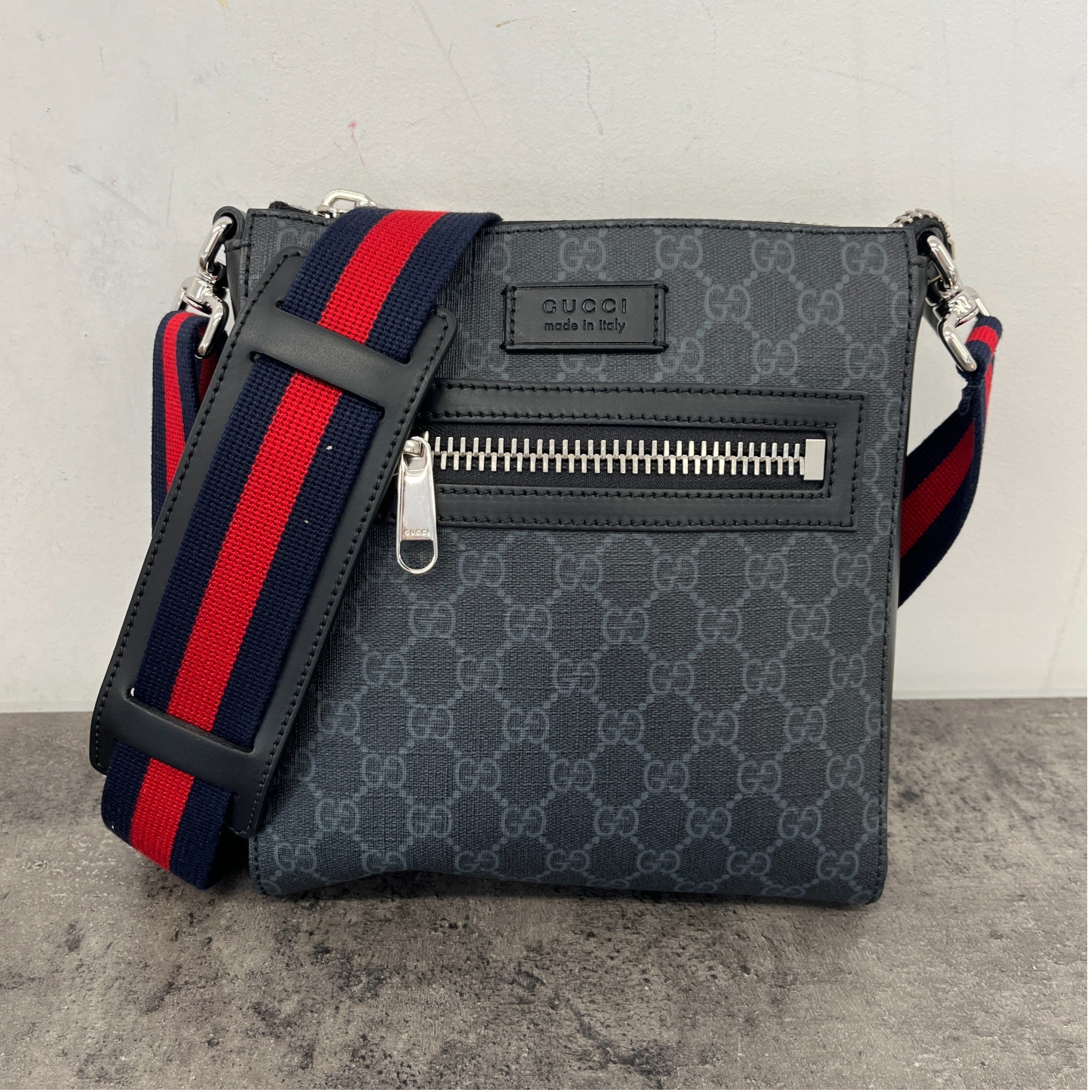 Men's Gg Supreme Messenger Bag Black