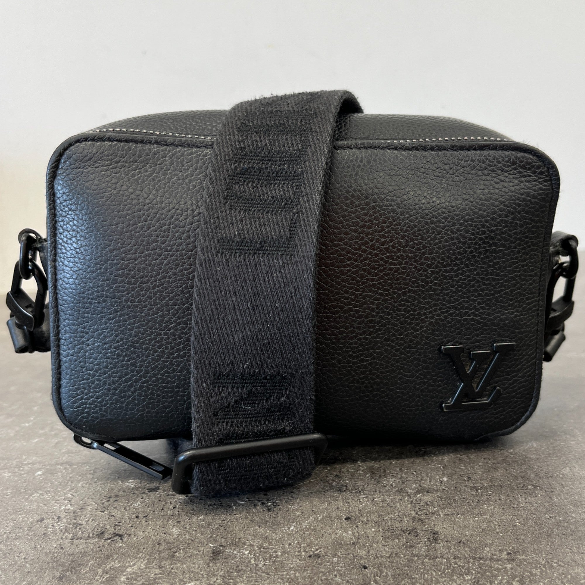 Men's Alpha Wearable Wallet Bag Black
