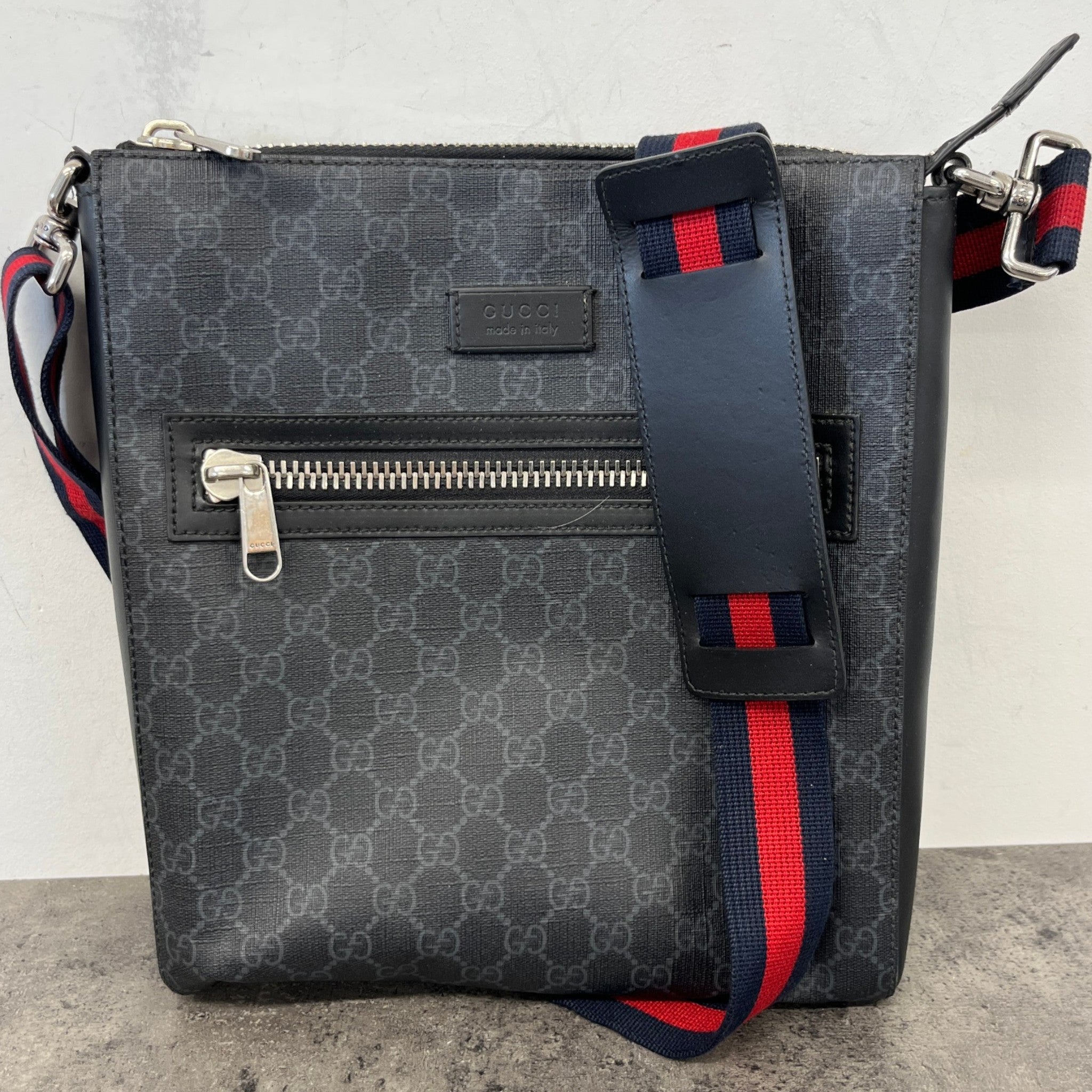 Men's Gg Supreme Messenger Bag Black