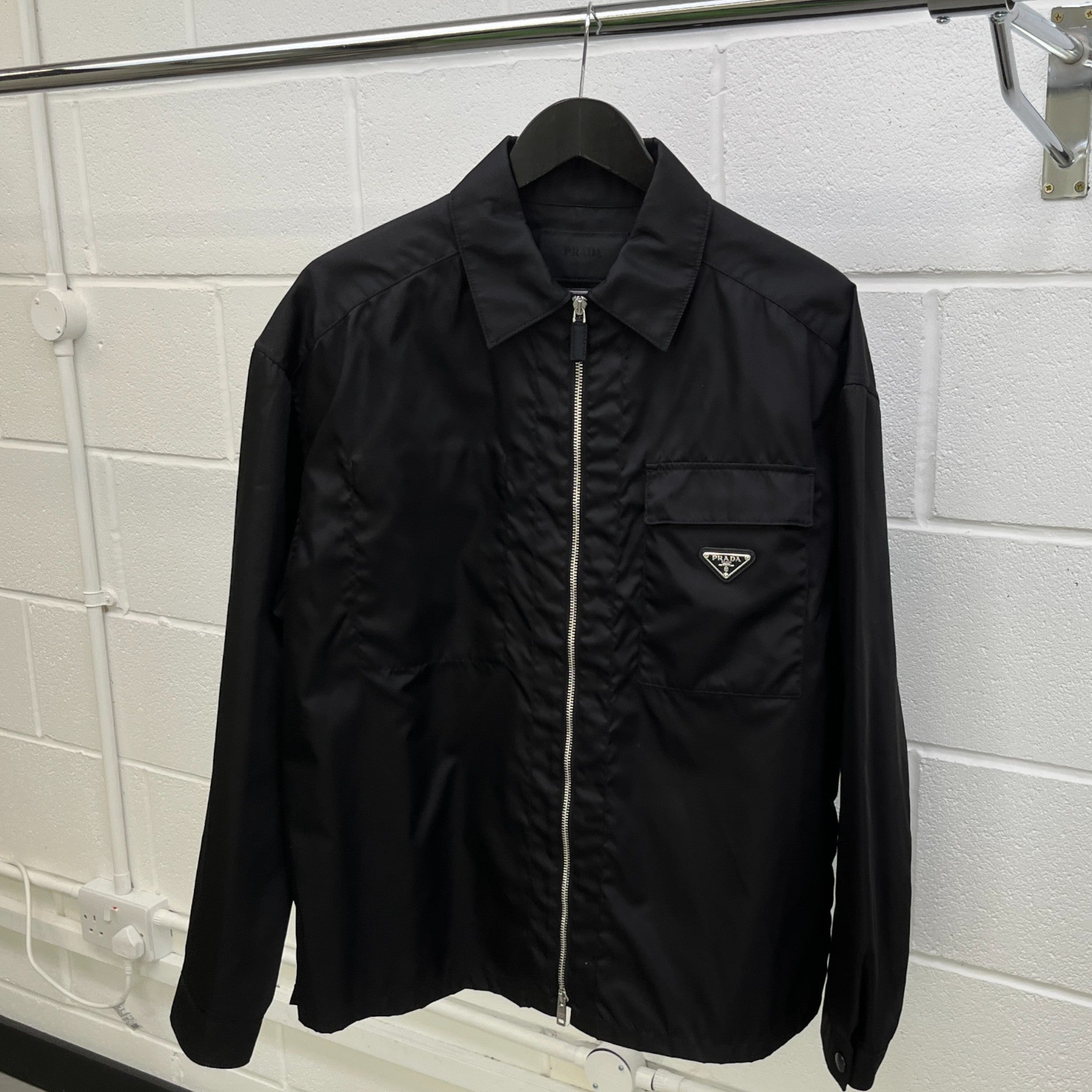 Men's Plaque Logo Re-Nylon OverShirt Black Size M