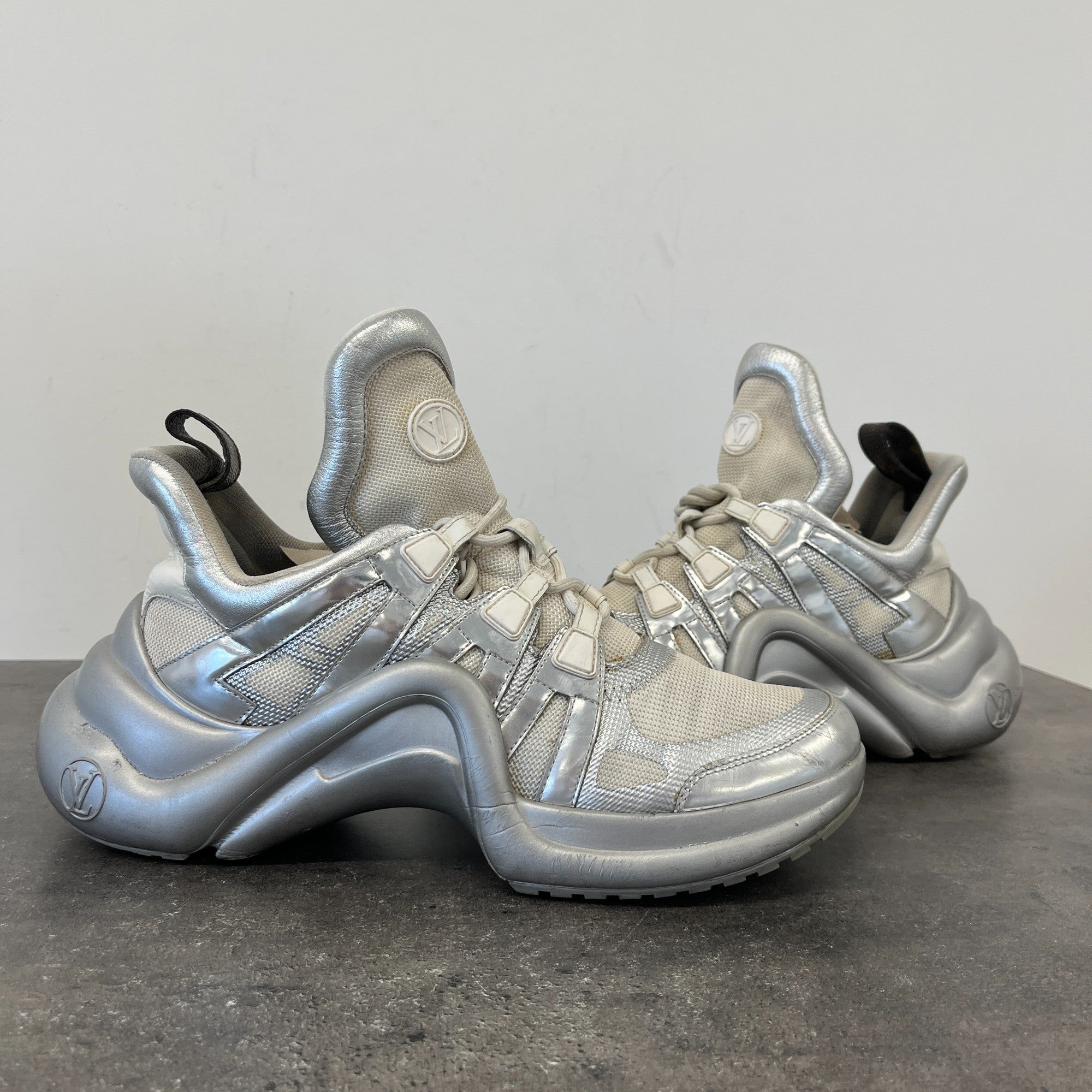 Men's Metallic Archlight Low Trainers Silver Size EU 41 / UK 7