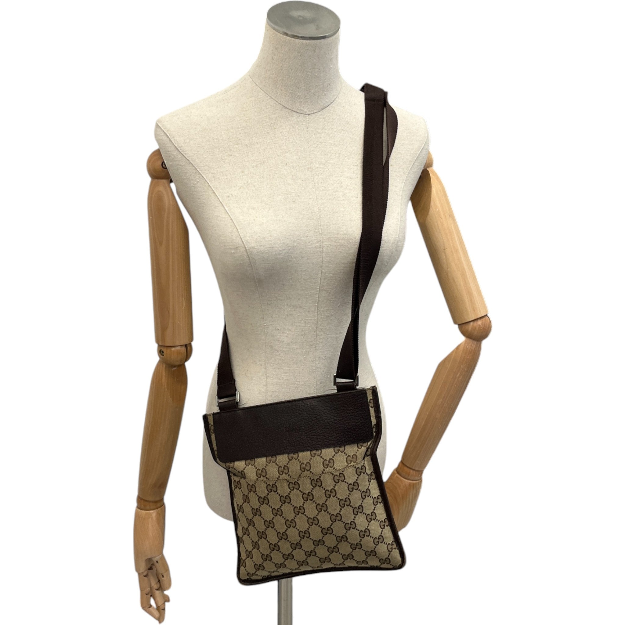 Men's Gg Supreme Canvas Messenger Bag Brown