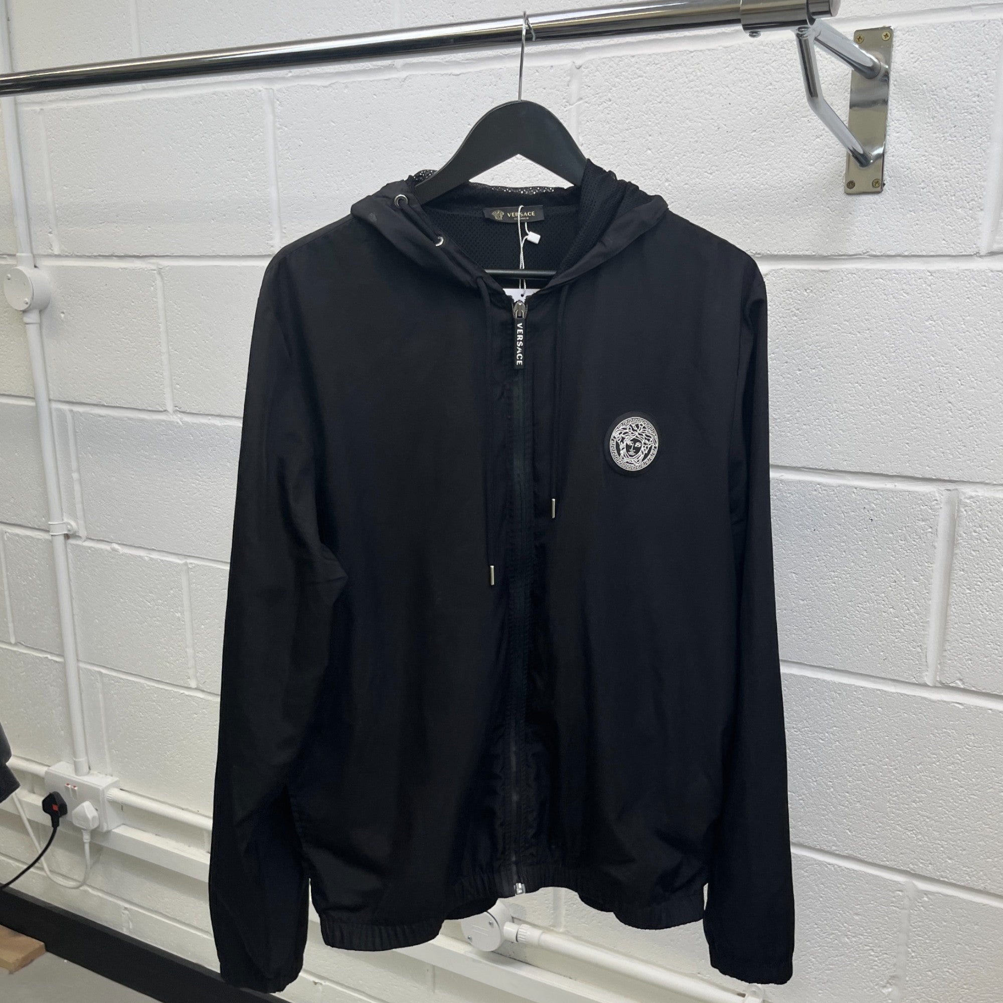 Men's Medusa Logo Print Windbreaker Black Size IT 52 / XL