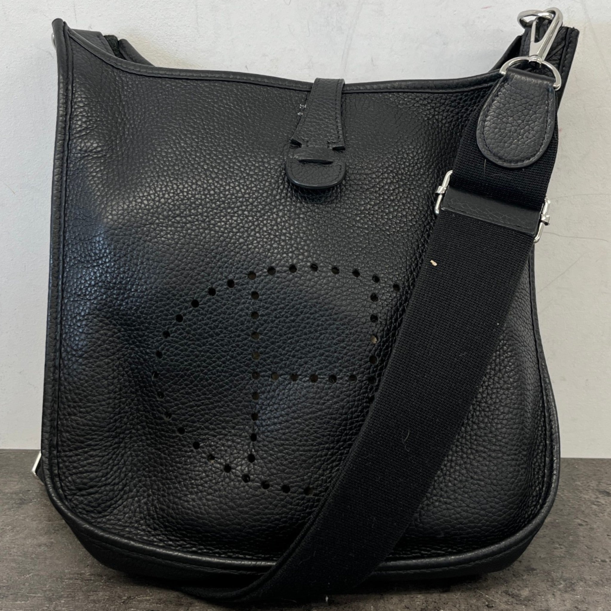 Women's Evelyne Iii 29 Messenger Bag Black