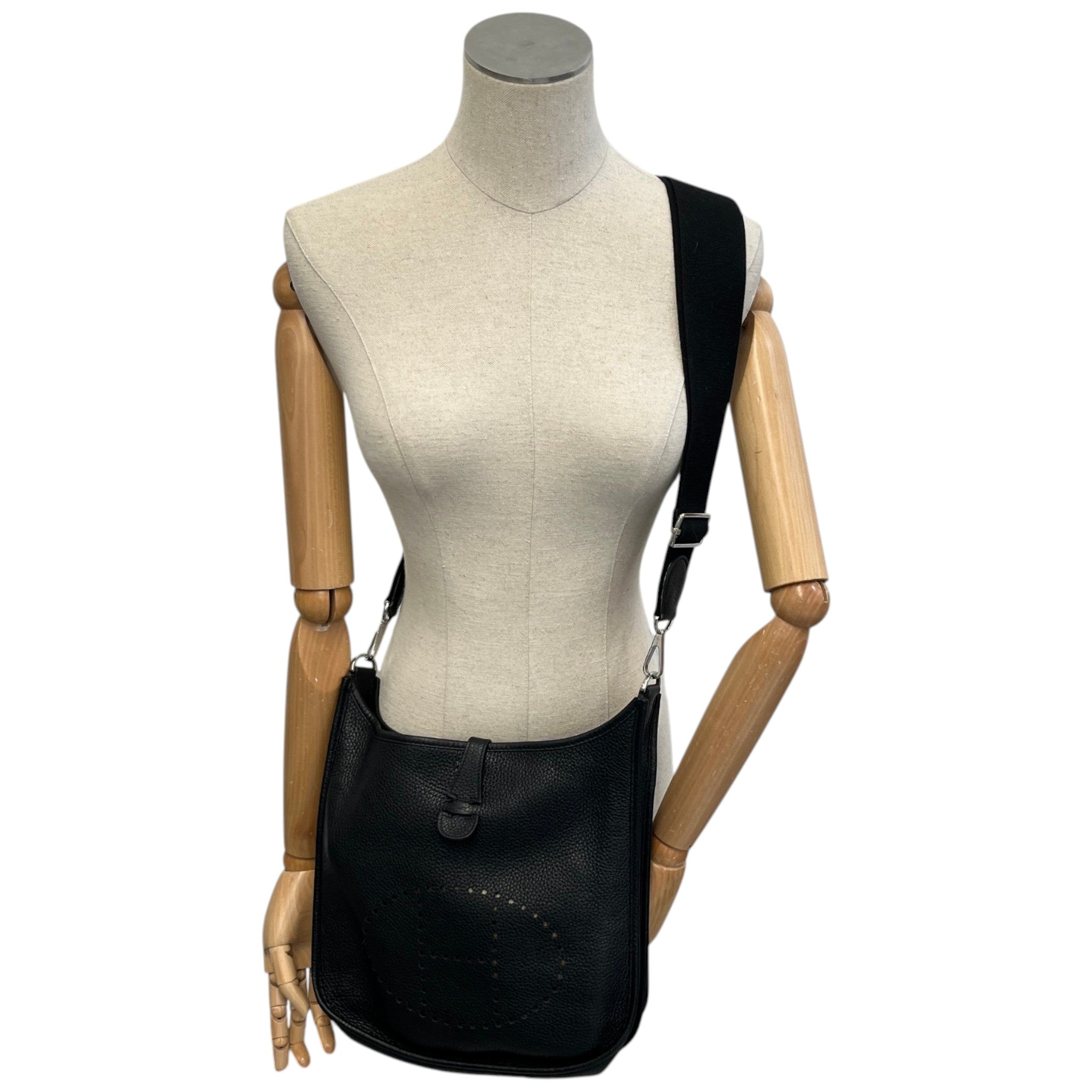Women's Evelyne Iii 29 Messenger Bag Black