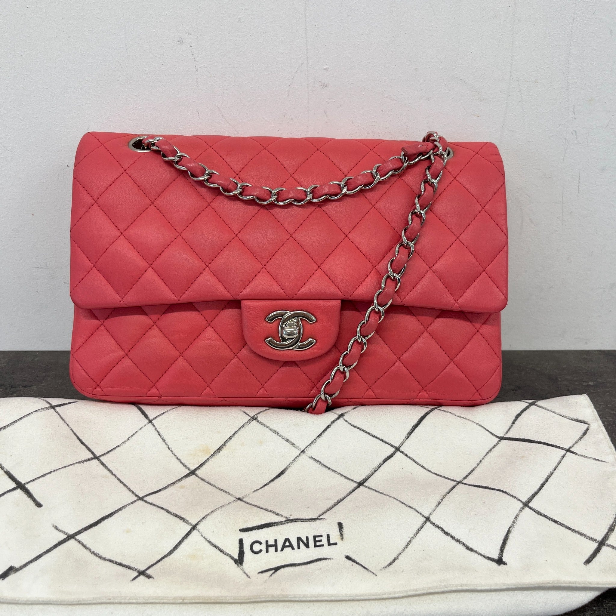 Women's Medium Lambskin Classic Flap Raspberry Bag Pink