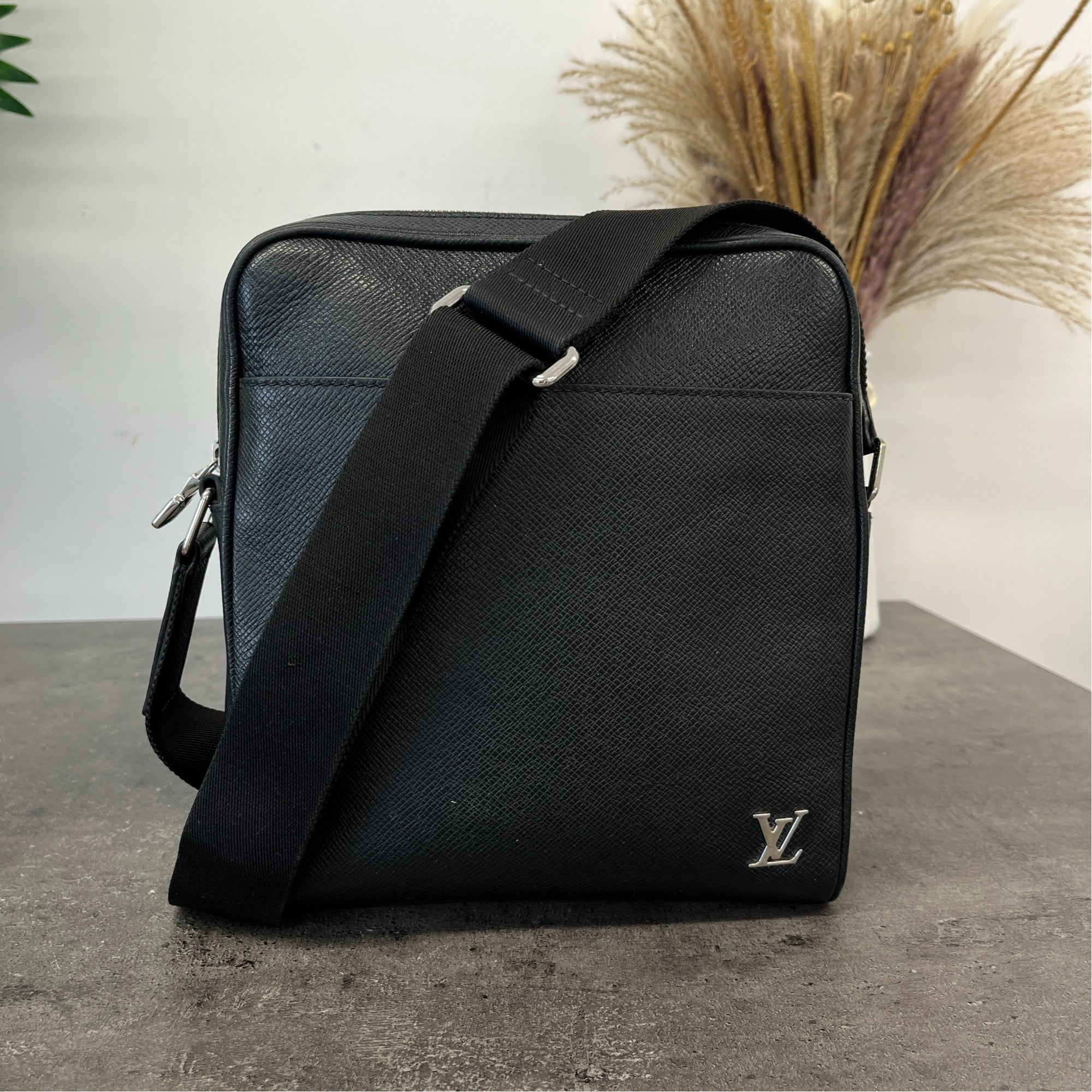 Men's Taiga Alex Messenger Bag Black