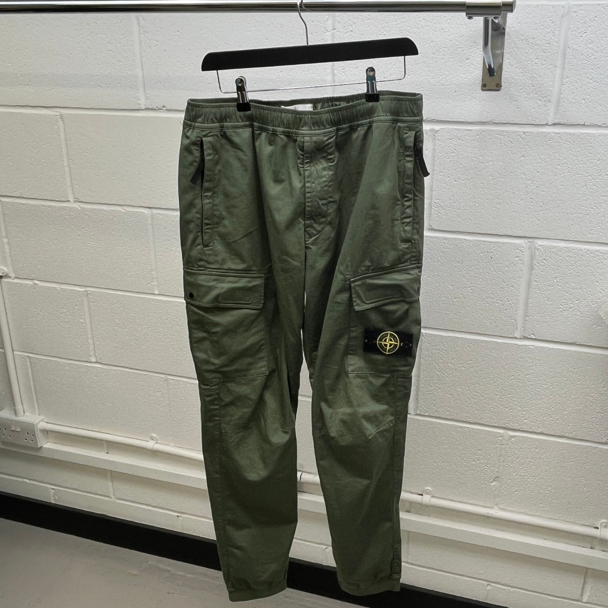 Men's Applique Logo Cargos Green Size Waist 34"