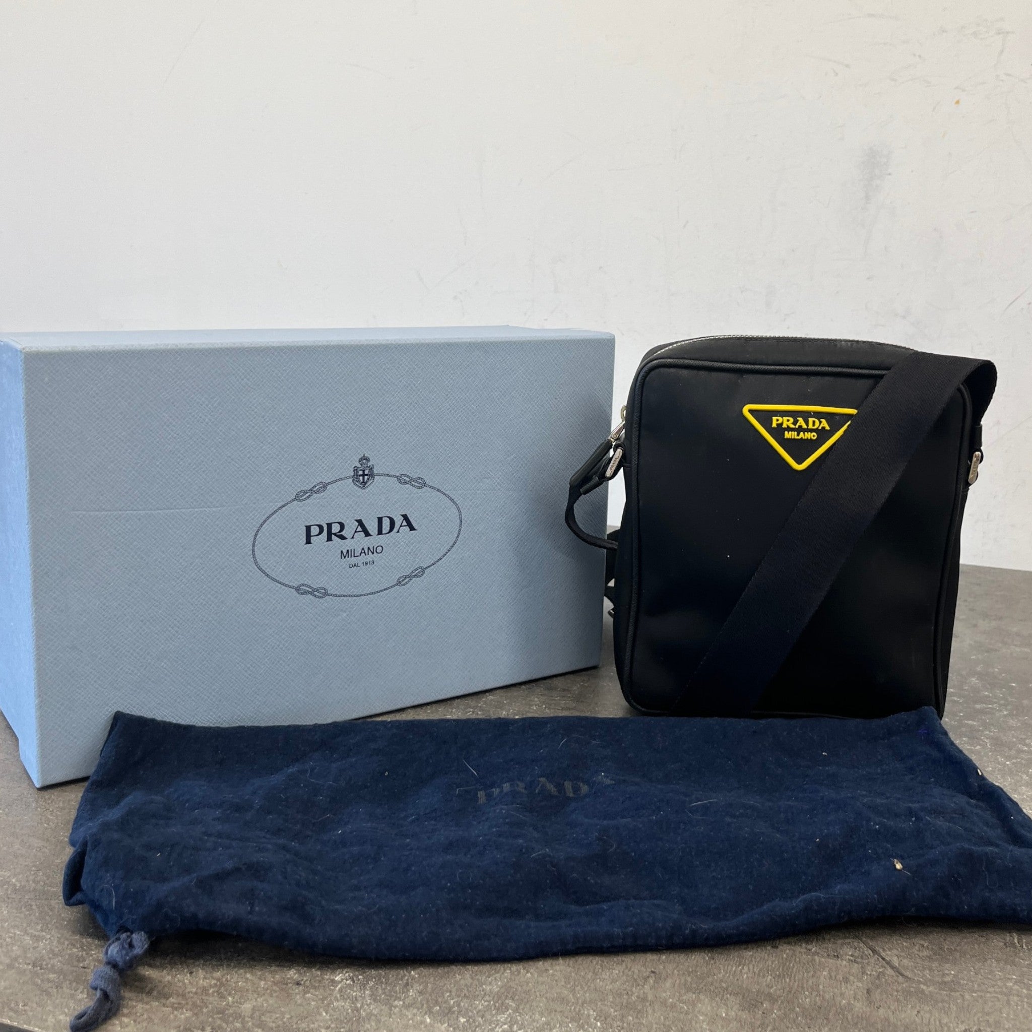 Men's Plaque Logo Messenger Bag Black