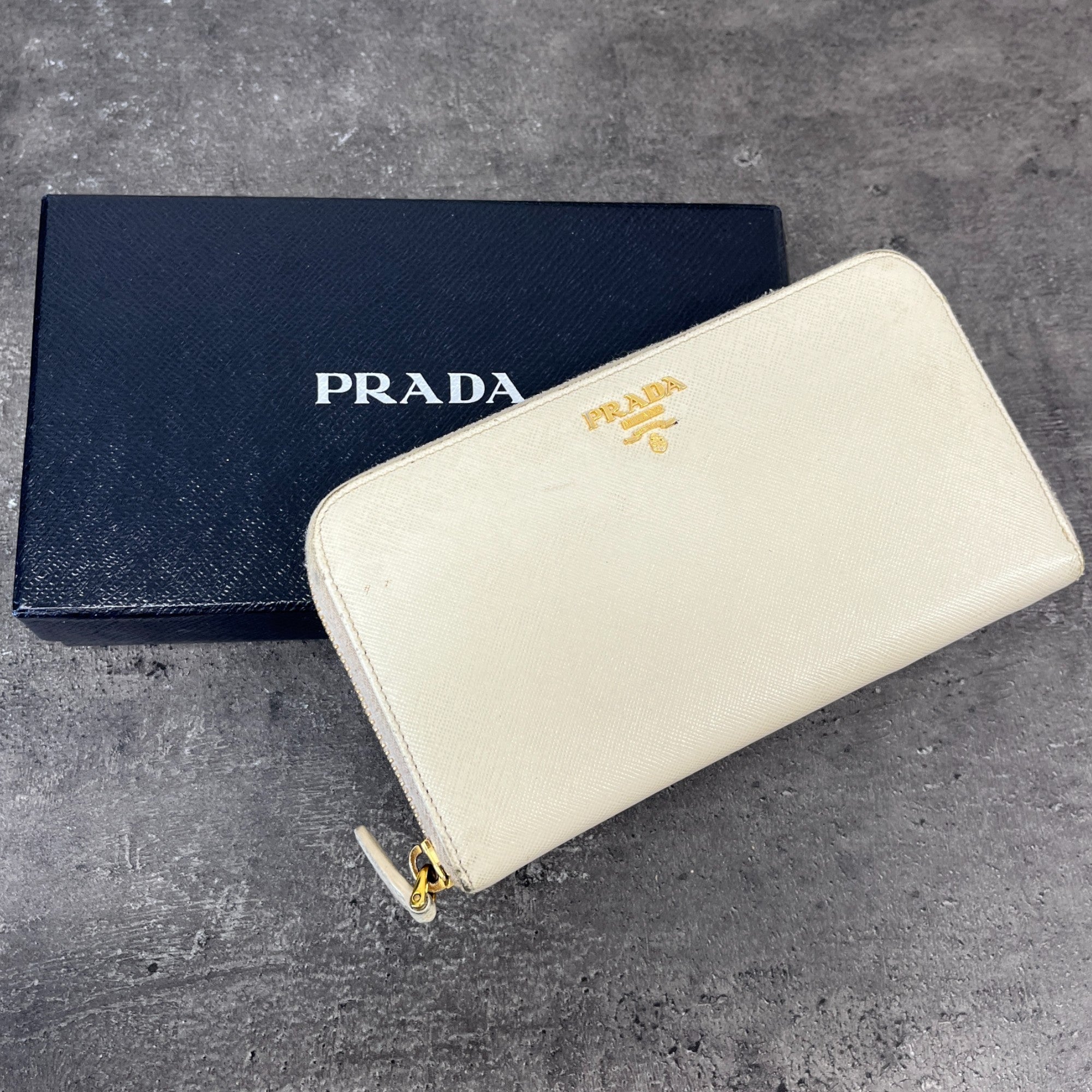 Women's Plaque Logo Saffiano Purse Cream Size L