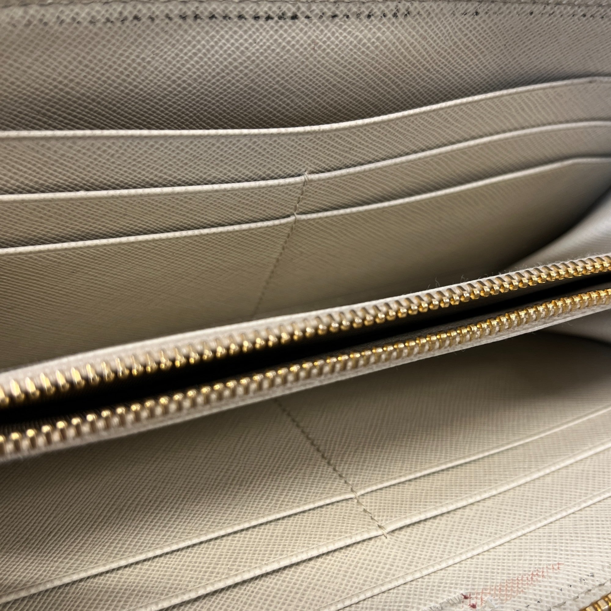 Women's Plaque Logo Saffiano Purse Cream Size L