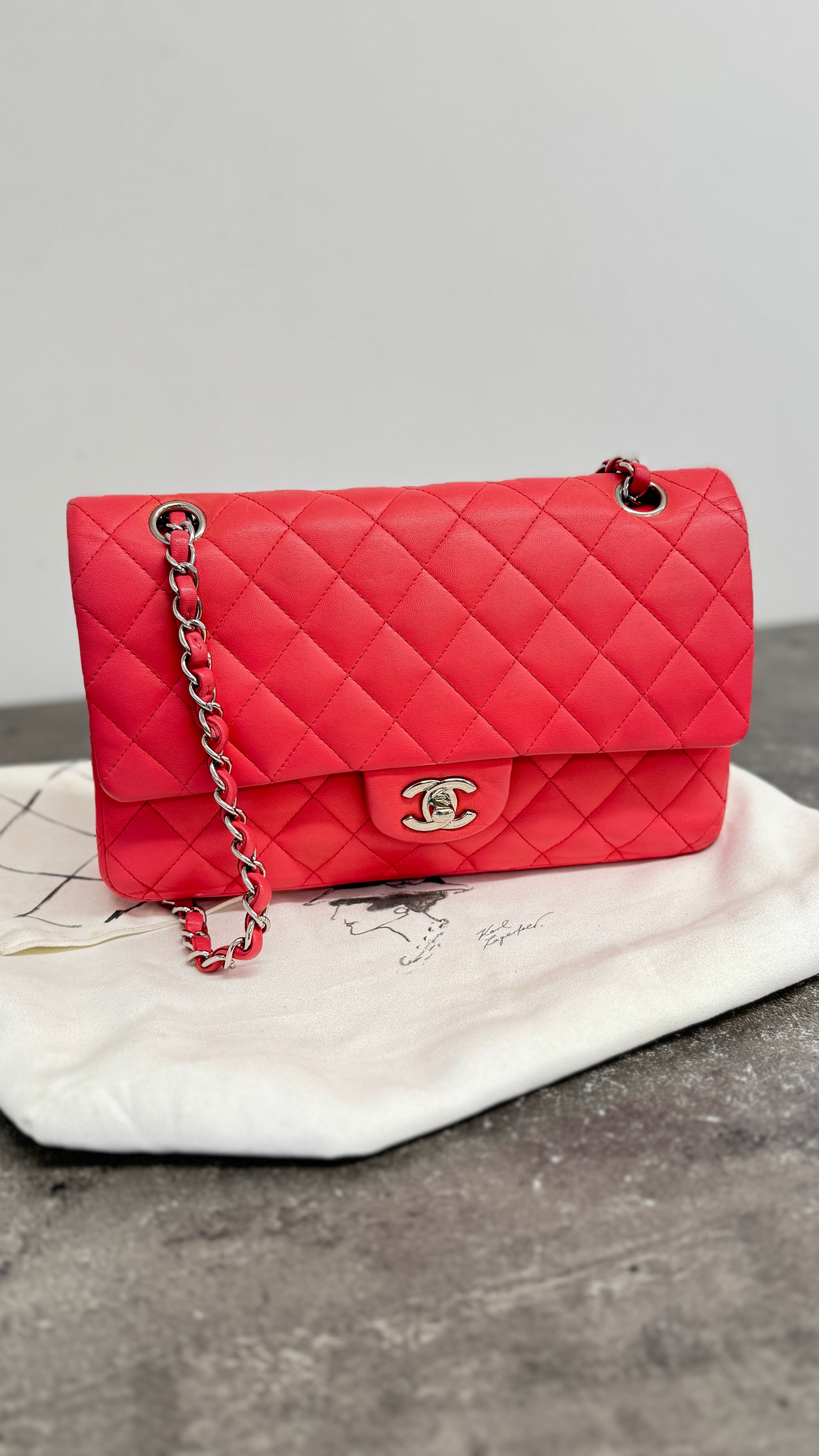 Women's Medium Lambskin Classic Flap Raspberry Bag Pink