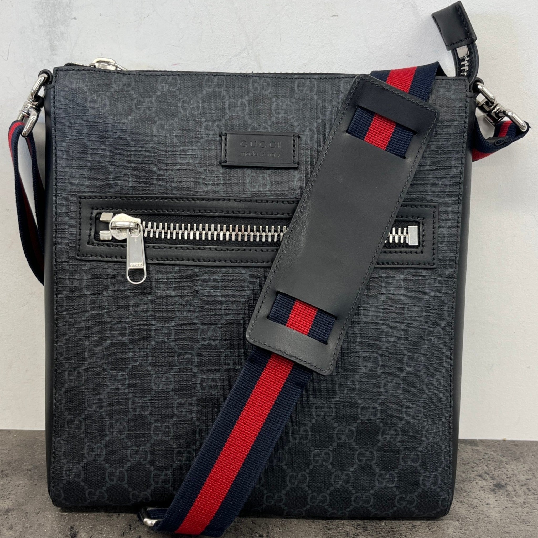 Men's Gg Supreme Messenger Bag Black