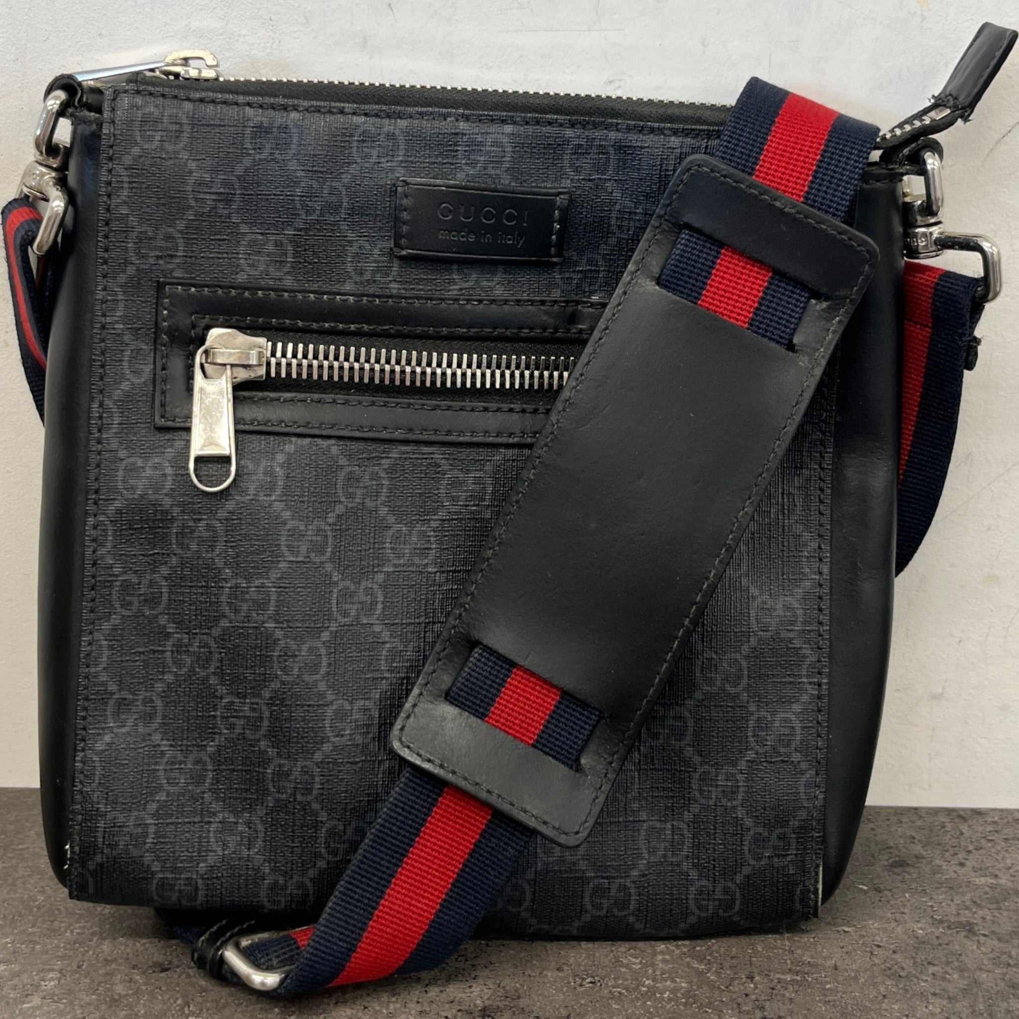 Men's Gg Supreme Messenger Bag Black