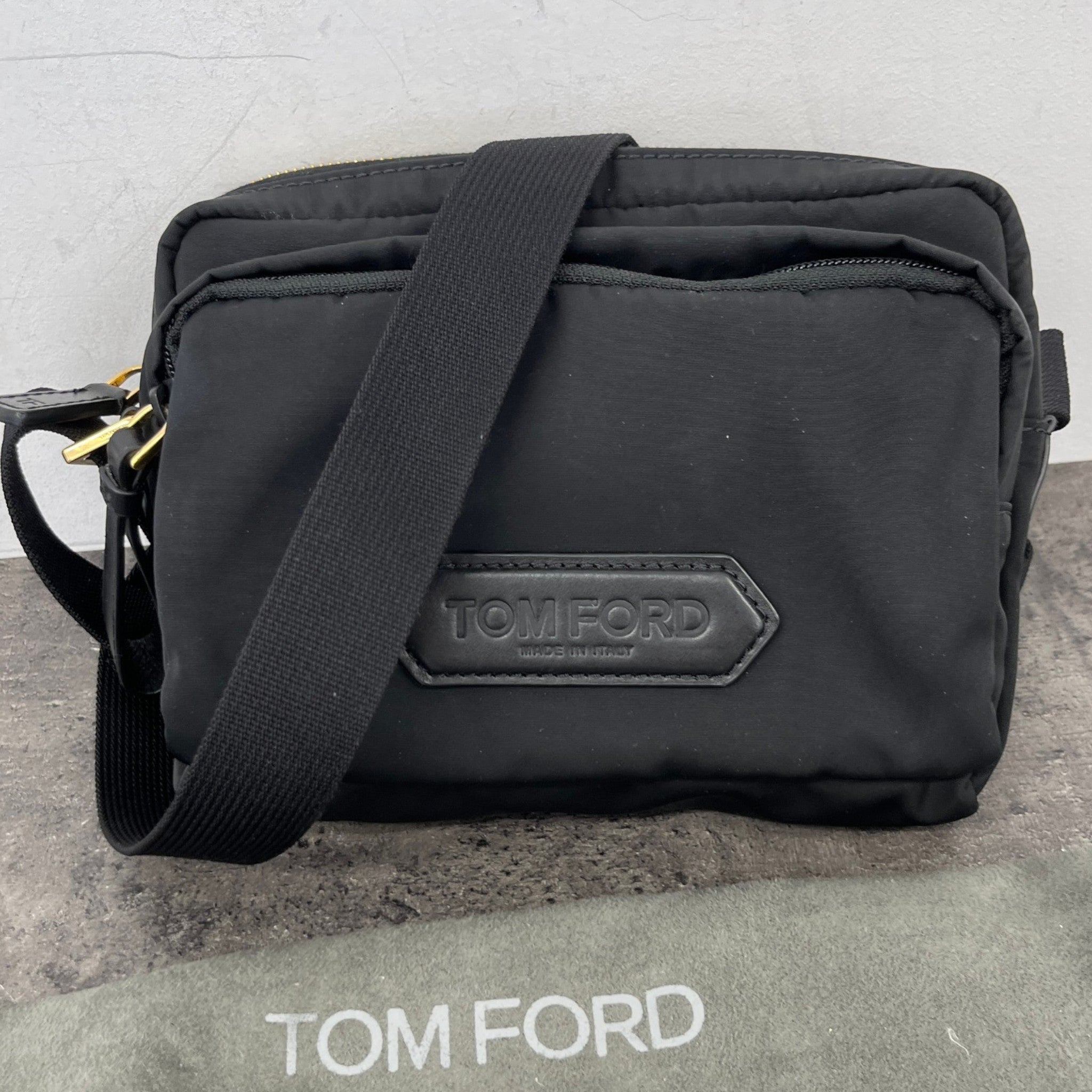 Men's Plaque Logo Messenger Bag Black