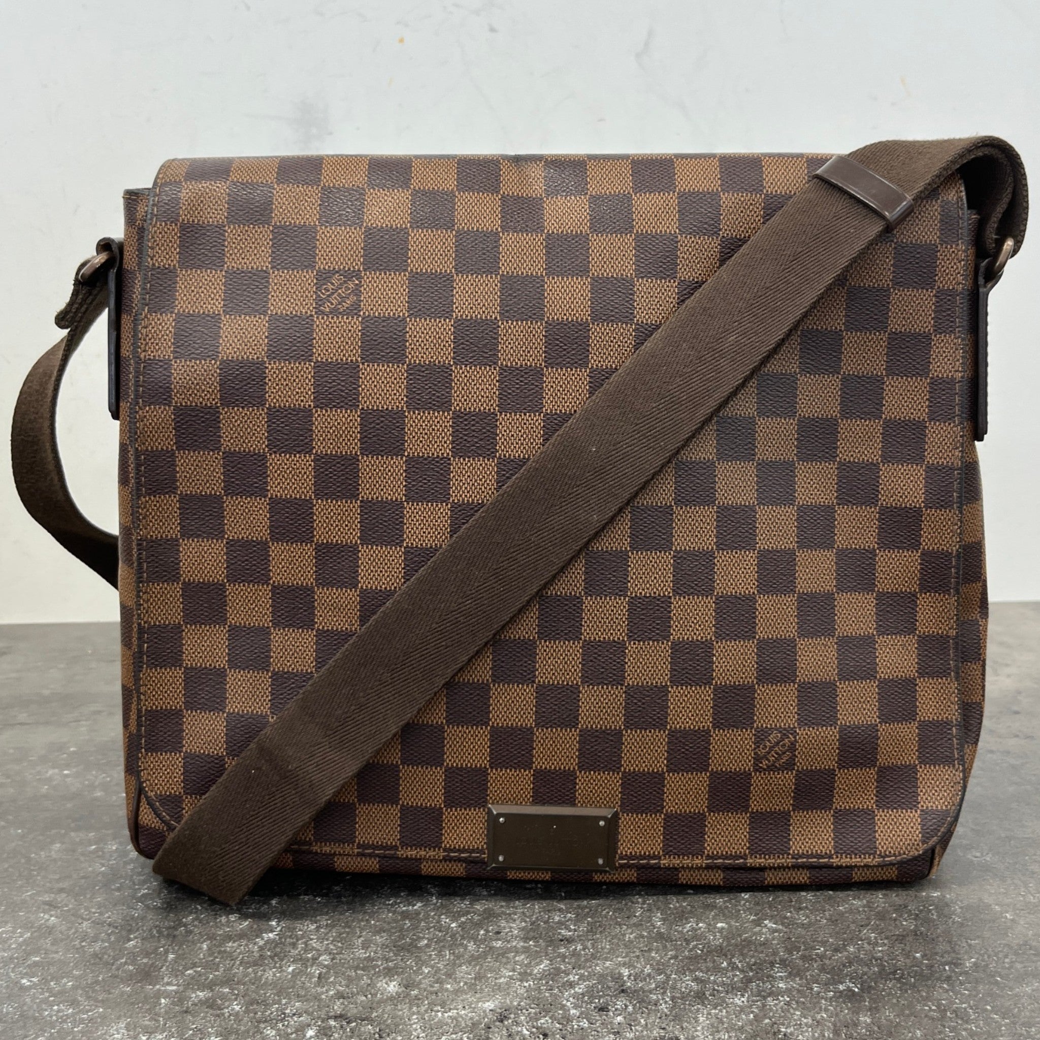 Men's Damier Ebene District Mm Messenger Bag Brown
