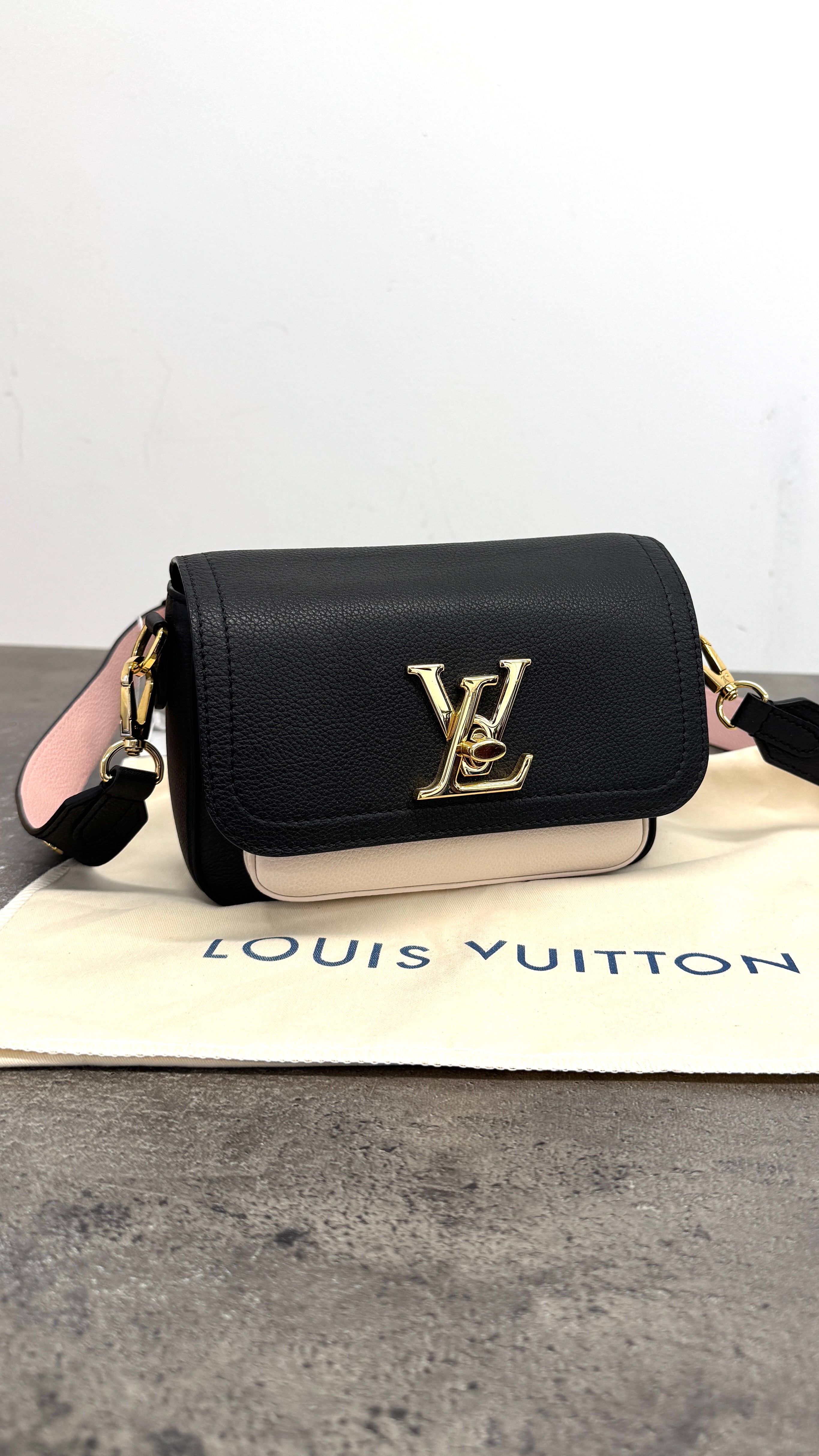 Women's Lockme Tender Handbag Black