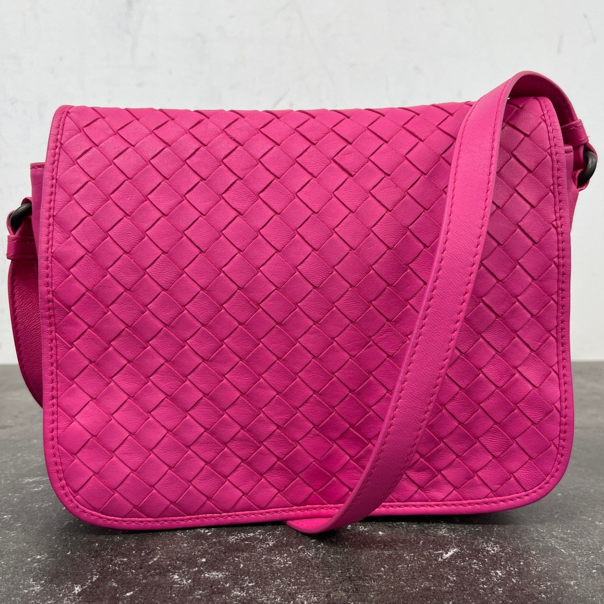 Women's Fuchsia Intrecciato Nappa Crossbody Bag Pink