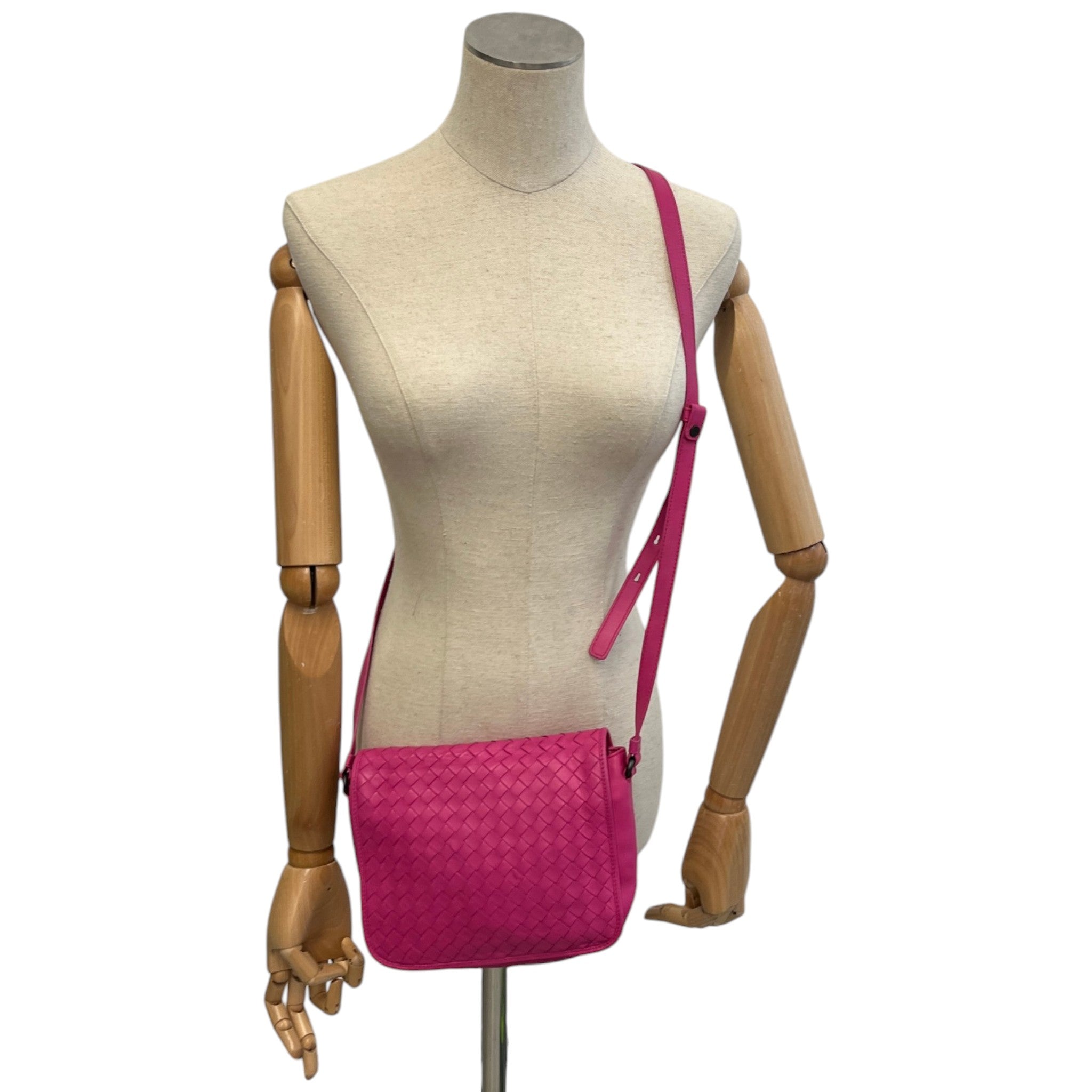 Women's Fuchsia Intrecciato Nappa Crossbody Bag Pink
