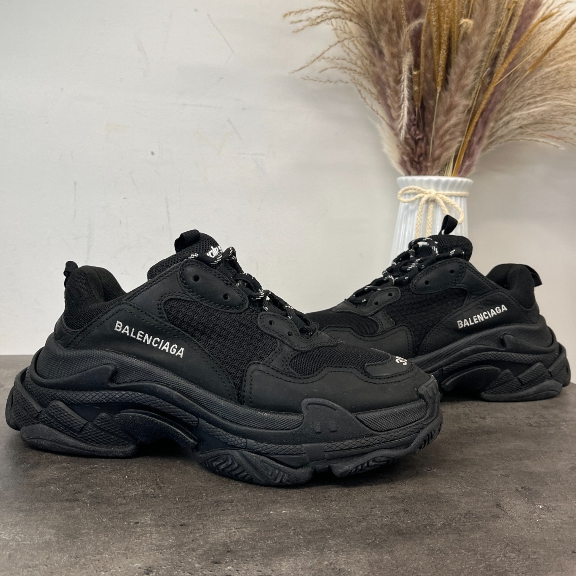 Women's Triple S Low Trainers Black Size EU 39 / UK 6