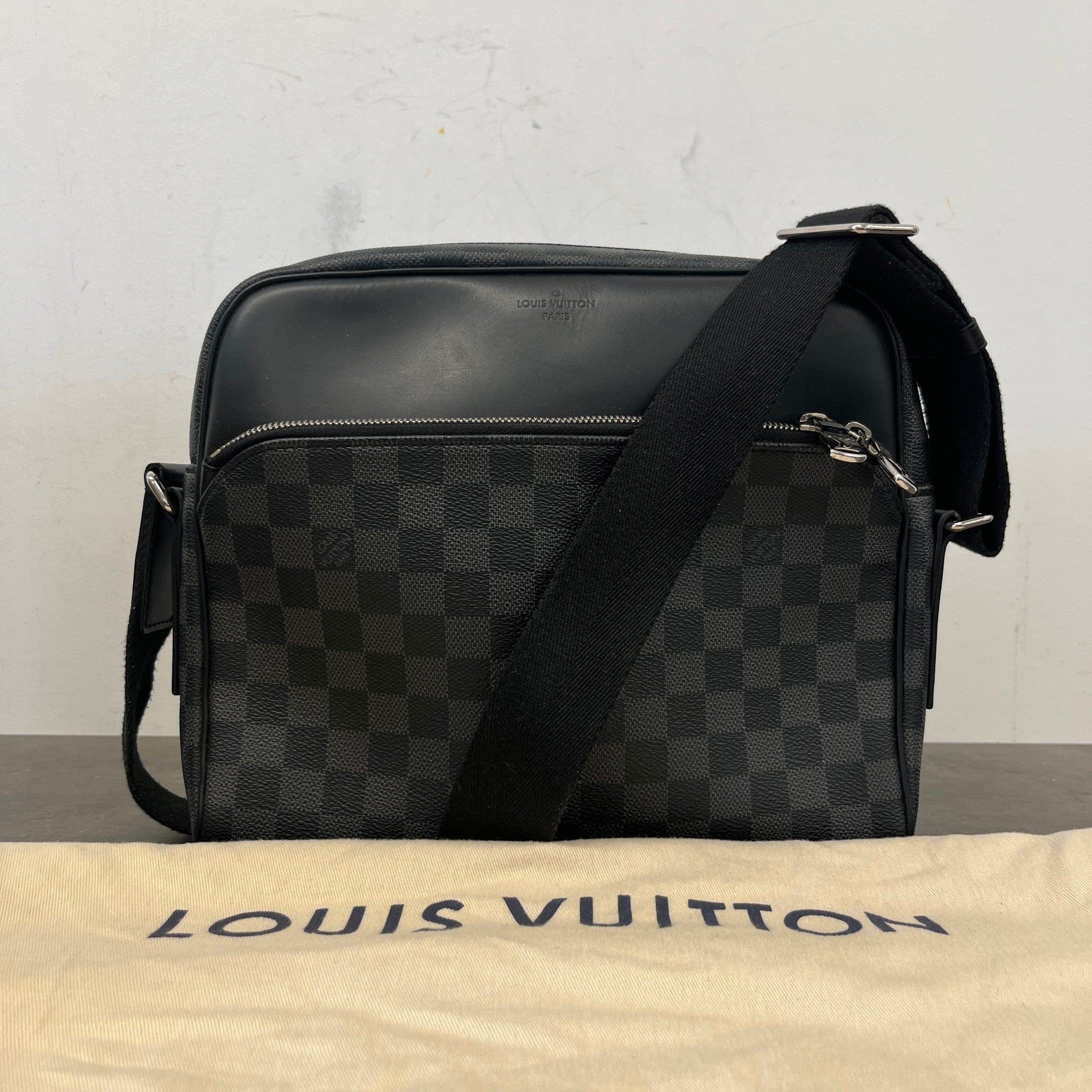 Men's Damier Graphite Dayton Reporter Pm Messenger Bag Black