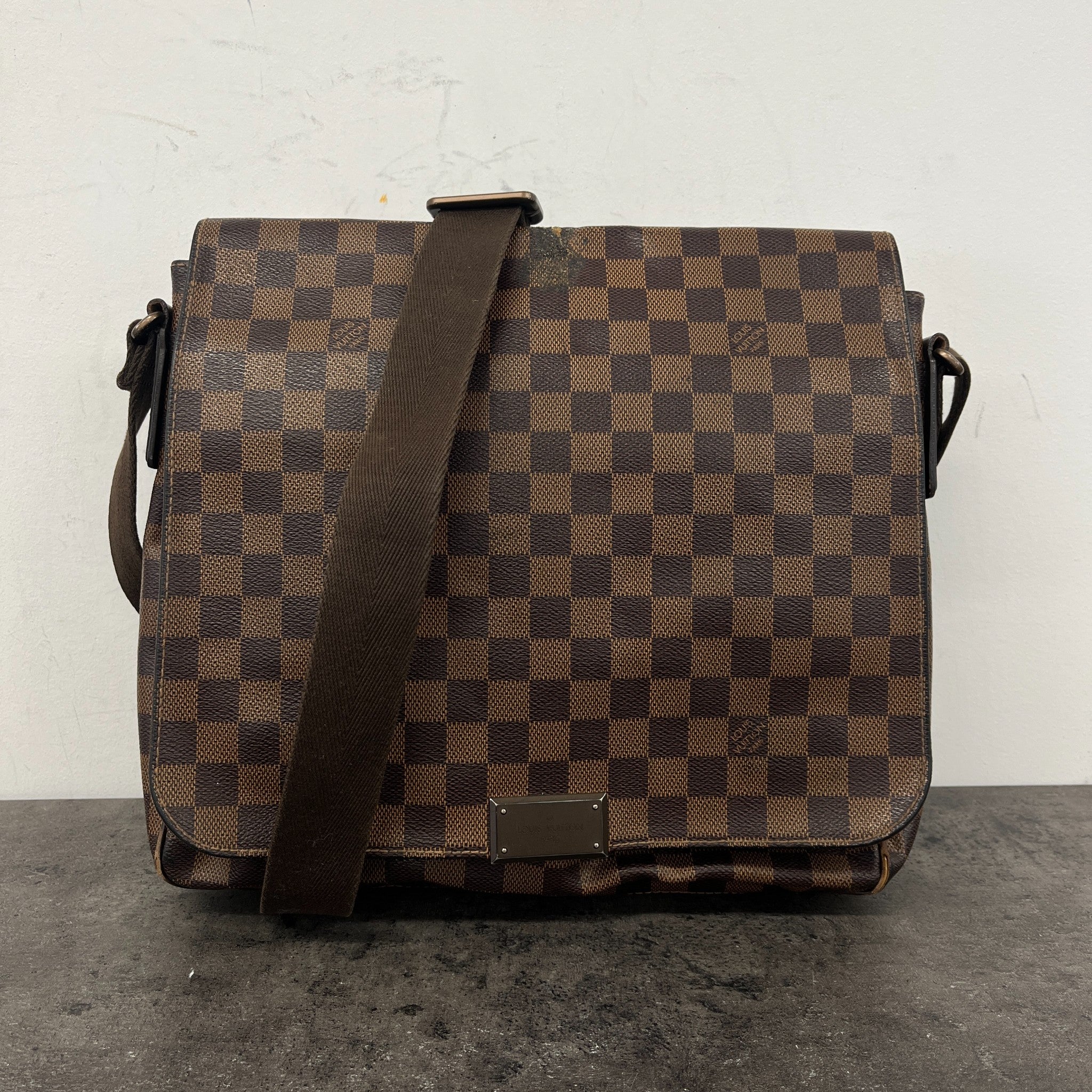 Men's Damier Ebene District Mm Messenger Bag Brown
