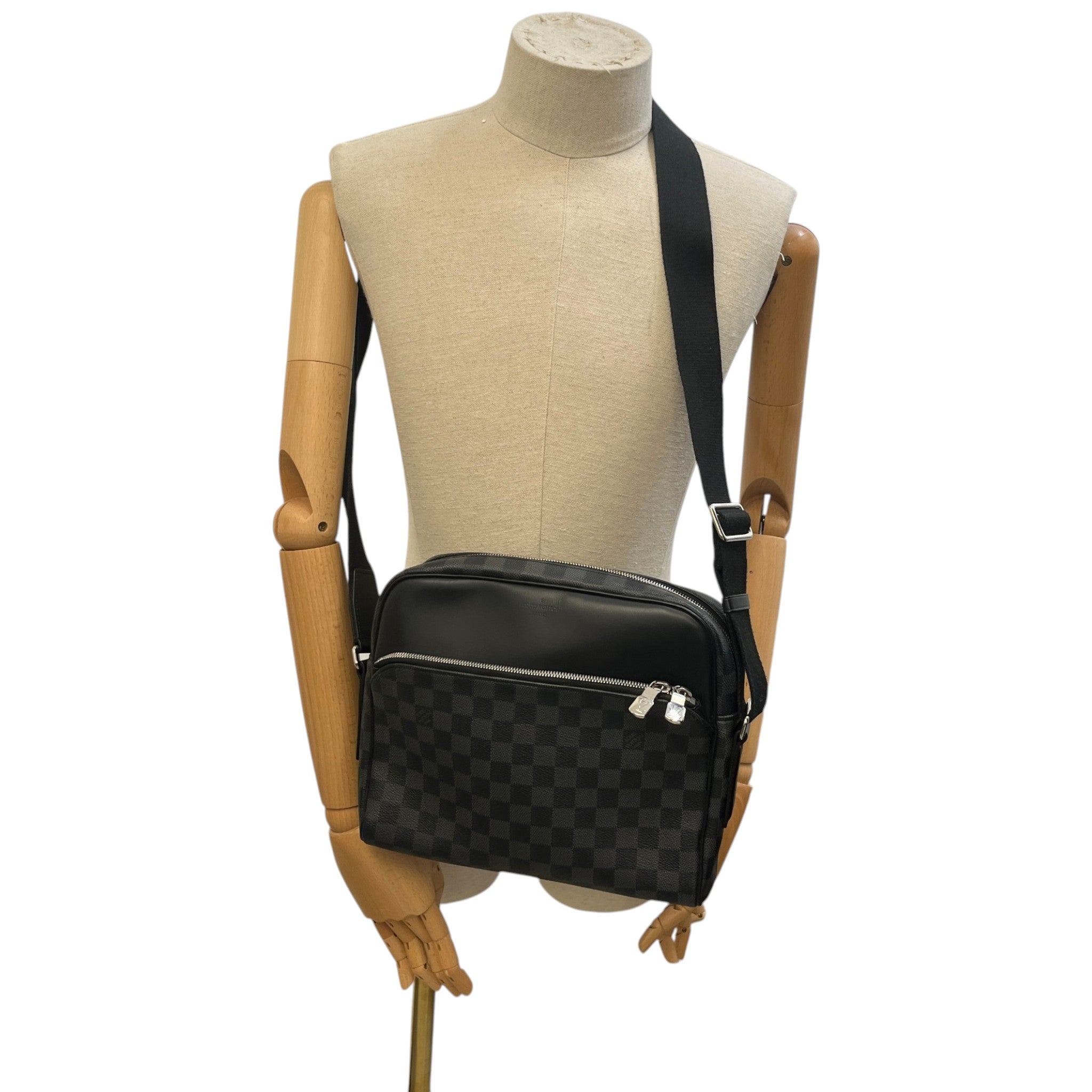 Men's Damier Graphite Dayton Reporter Pm Messenger Bag Black