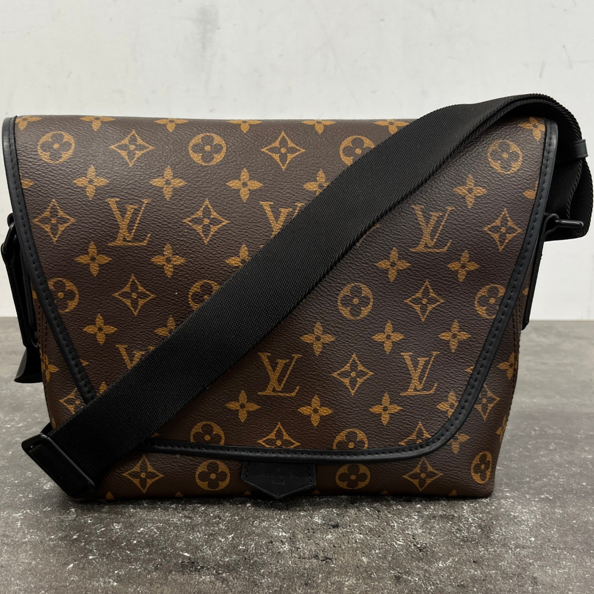 Men's Monogram Macassar Magnetic Messenger Bag Brown