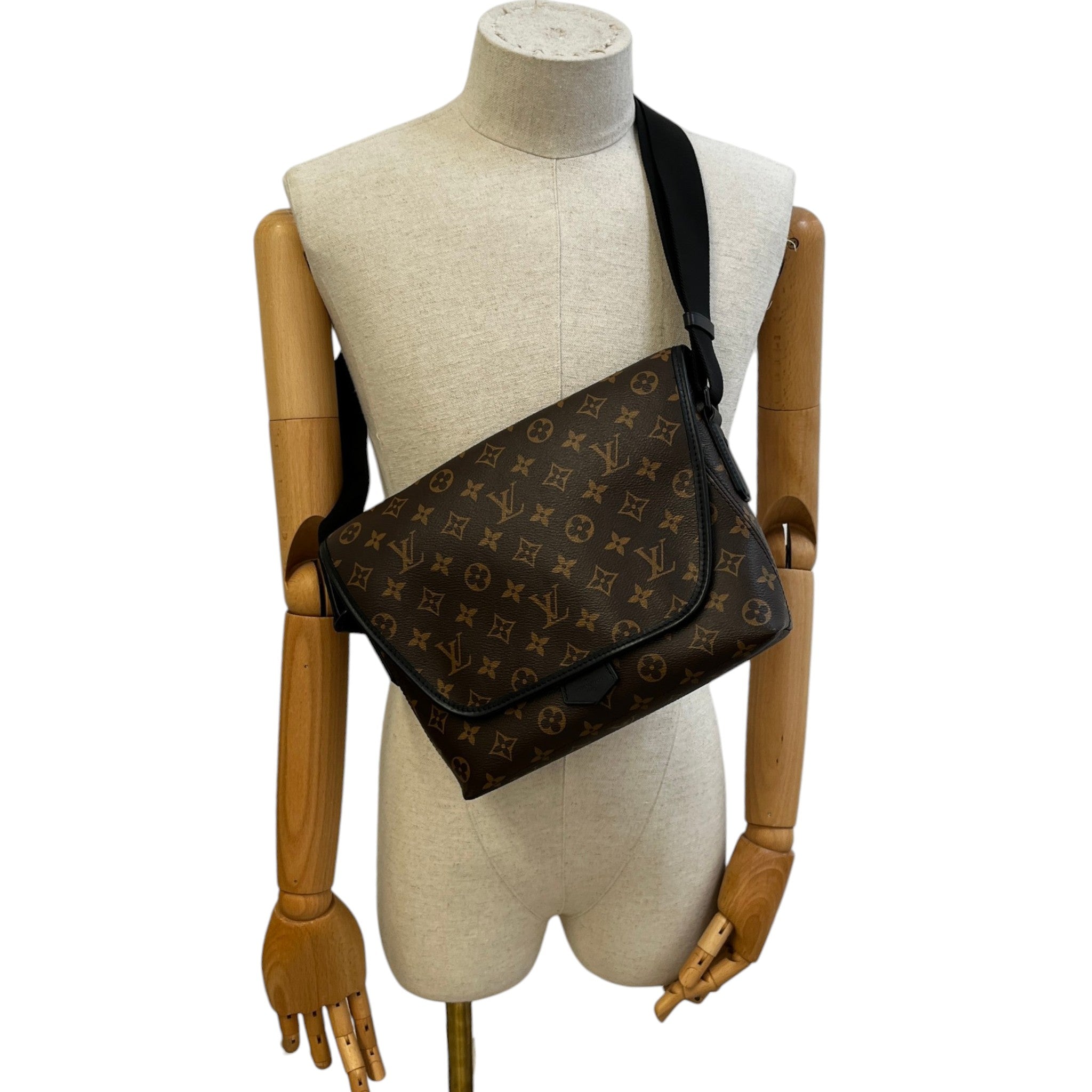 Men's Monogram Macassar Magnetic Messenger Bag Brown
