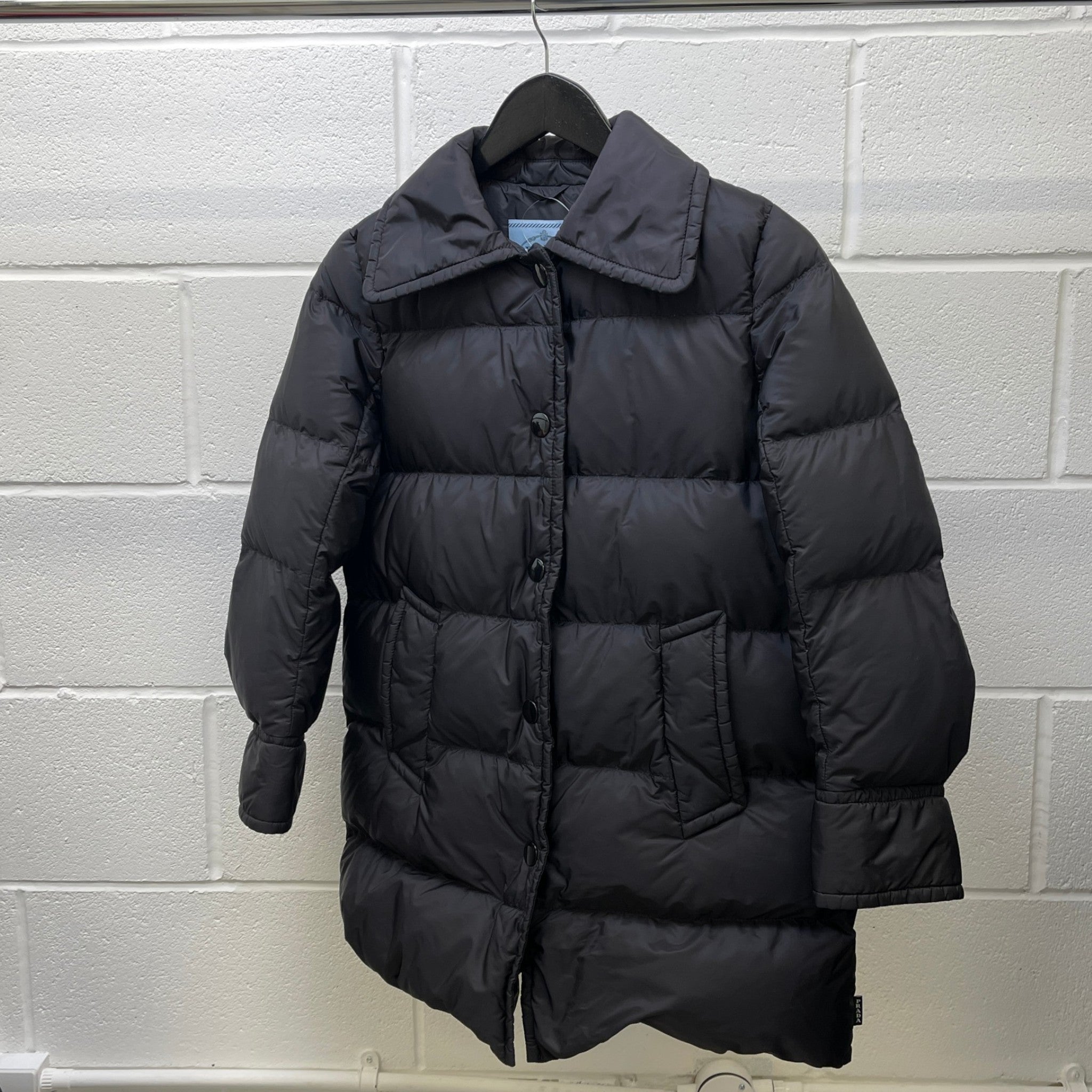 Women's Re-Nylon Tab Logo Puffer Down Jacket Black Size IT 38 / UK 6