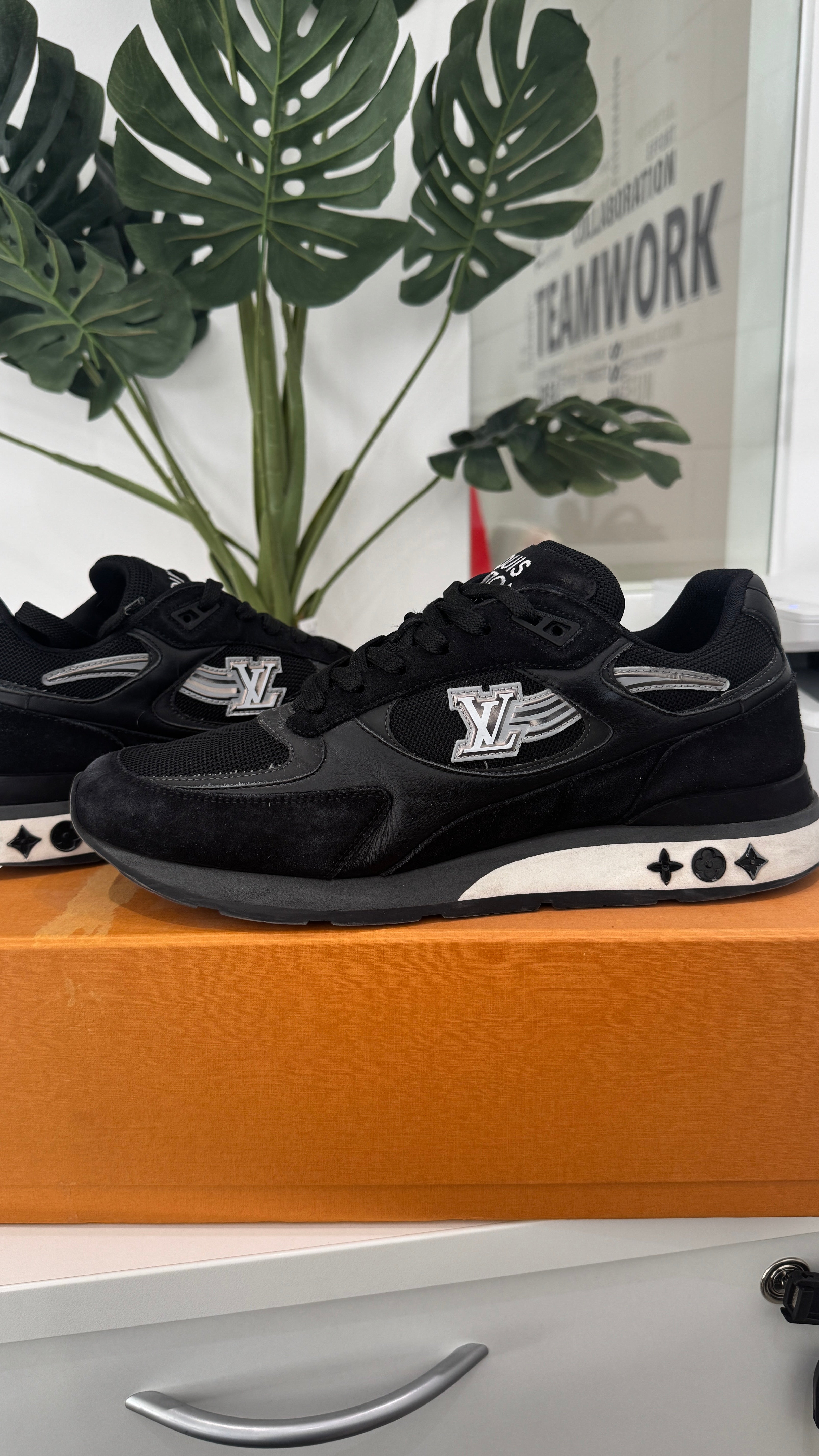 Men's Run Away Low Trainers Black Size EU 42.5 / UK 8.5
