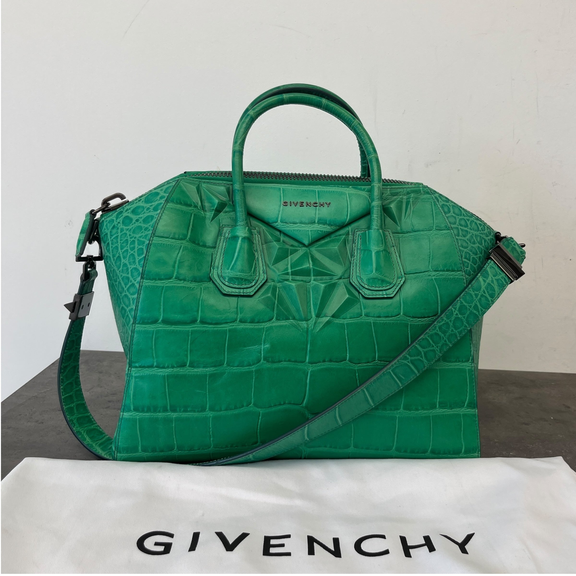 Women's Croc-Print Antigona Medium Handbag Green