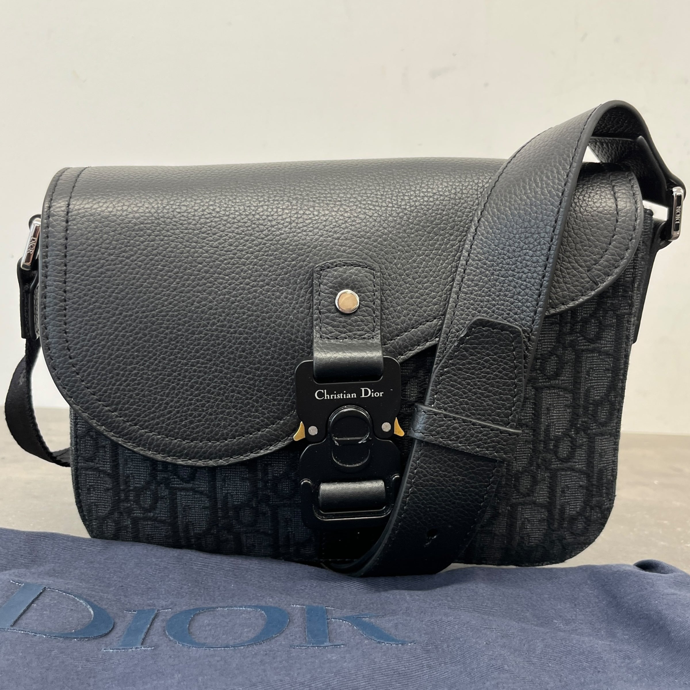 Men's Small Saddle Messenger Bag Black