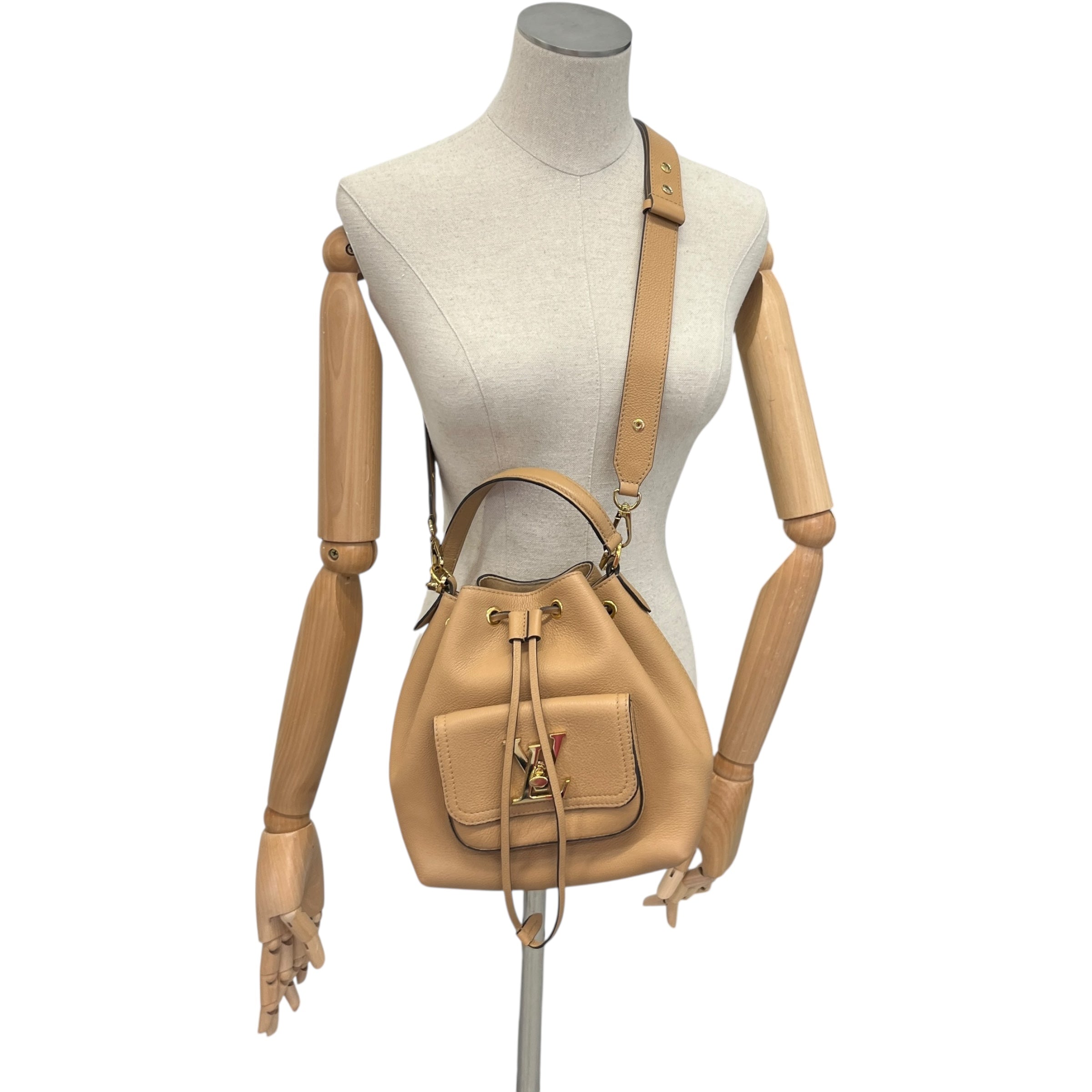 Women's Lock Me Bucket Bag Beige