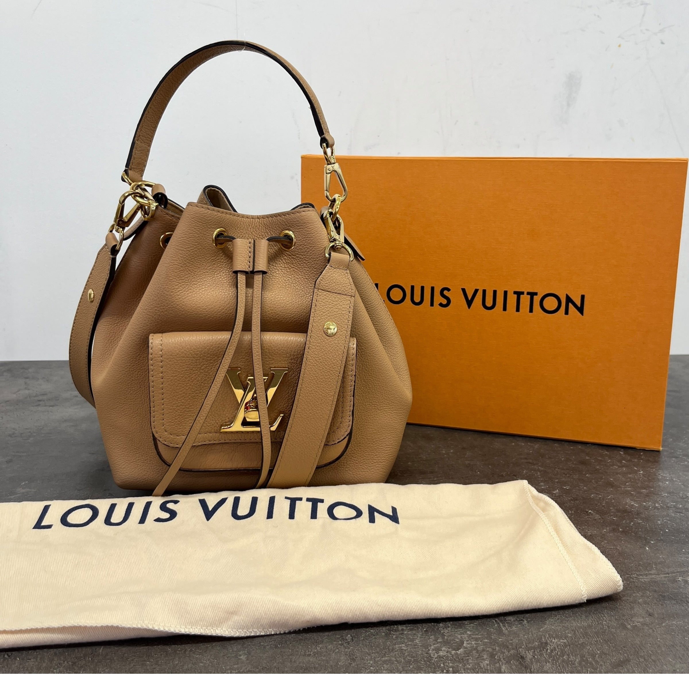 Women's Lock Me Bucket Bag Beige